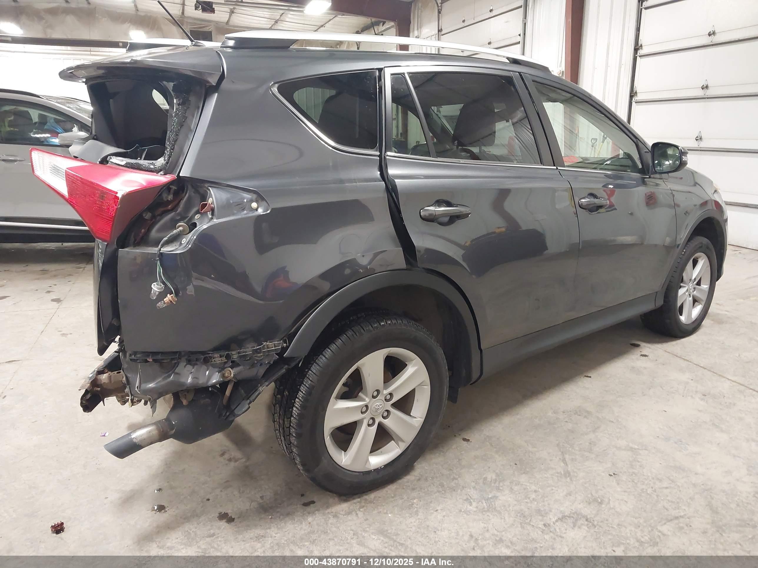 TOYOTA RAV4 image 4