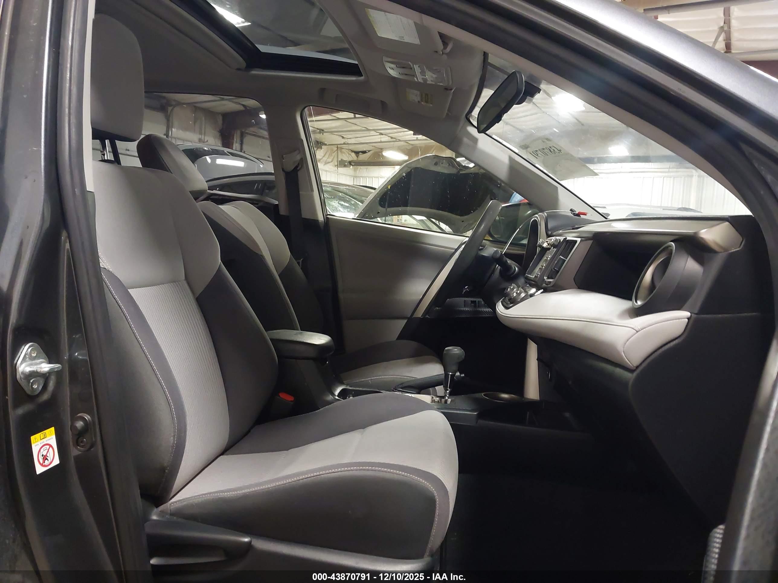 TOYOTA RAV4 image 5