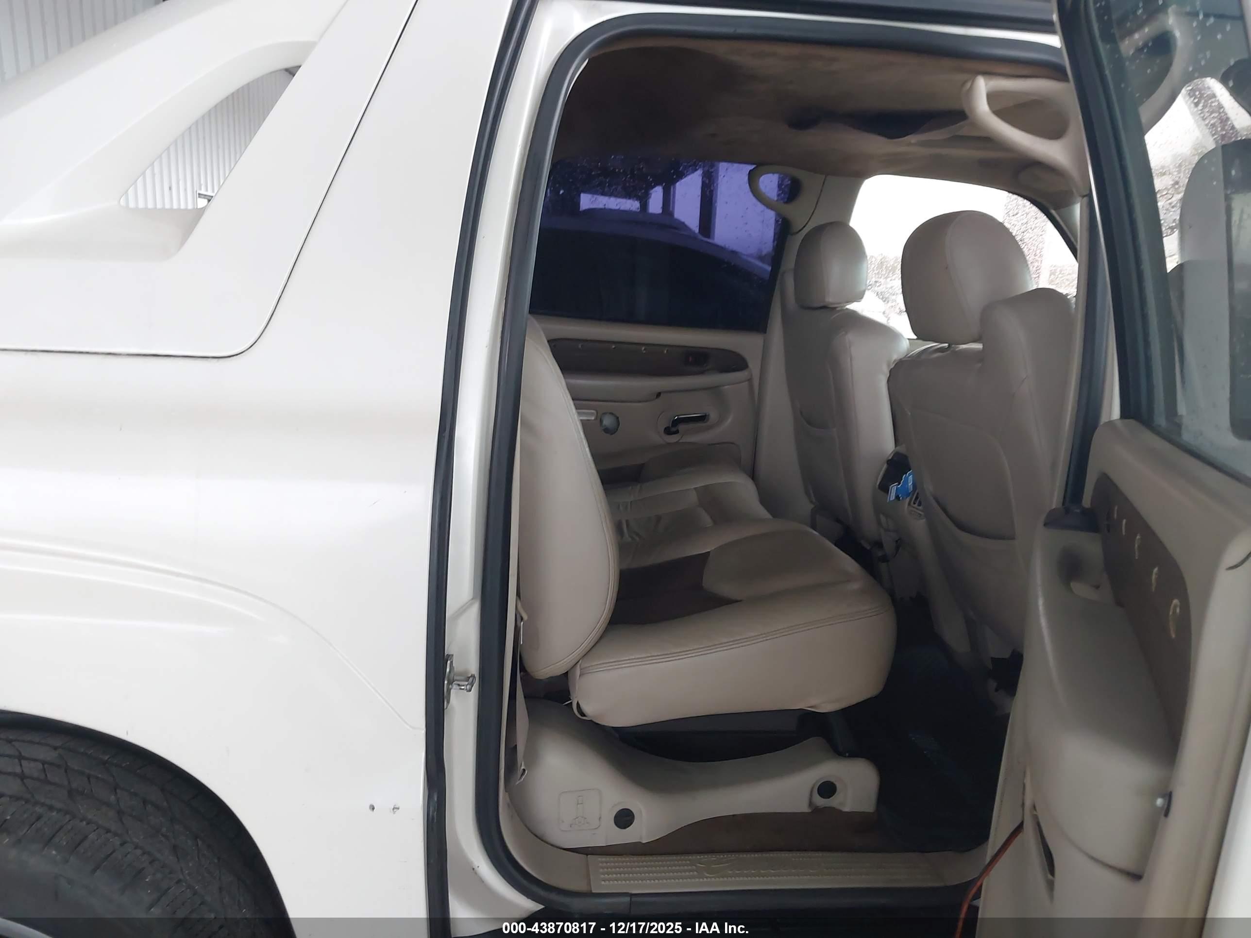 CADILLAC ESCALADE image 8