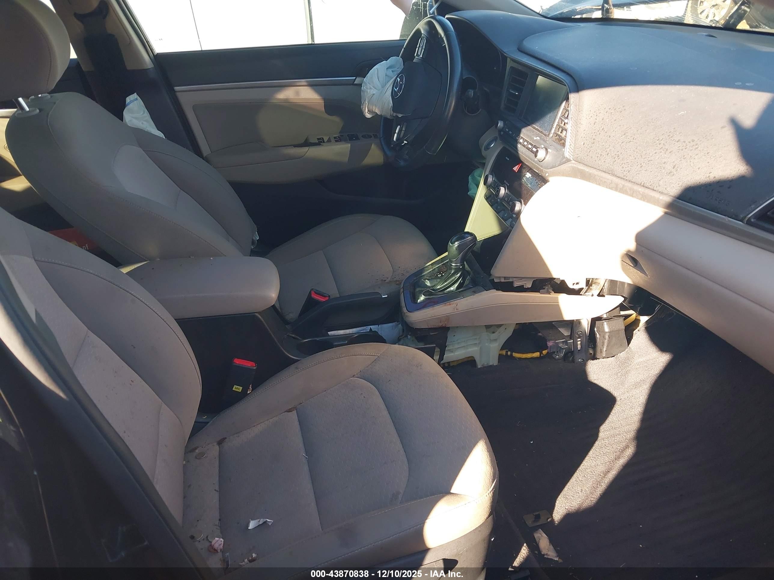 HYUNDAI ELANTRA image 5