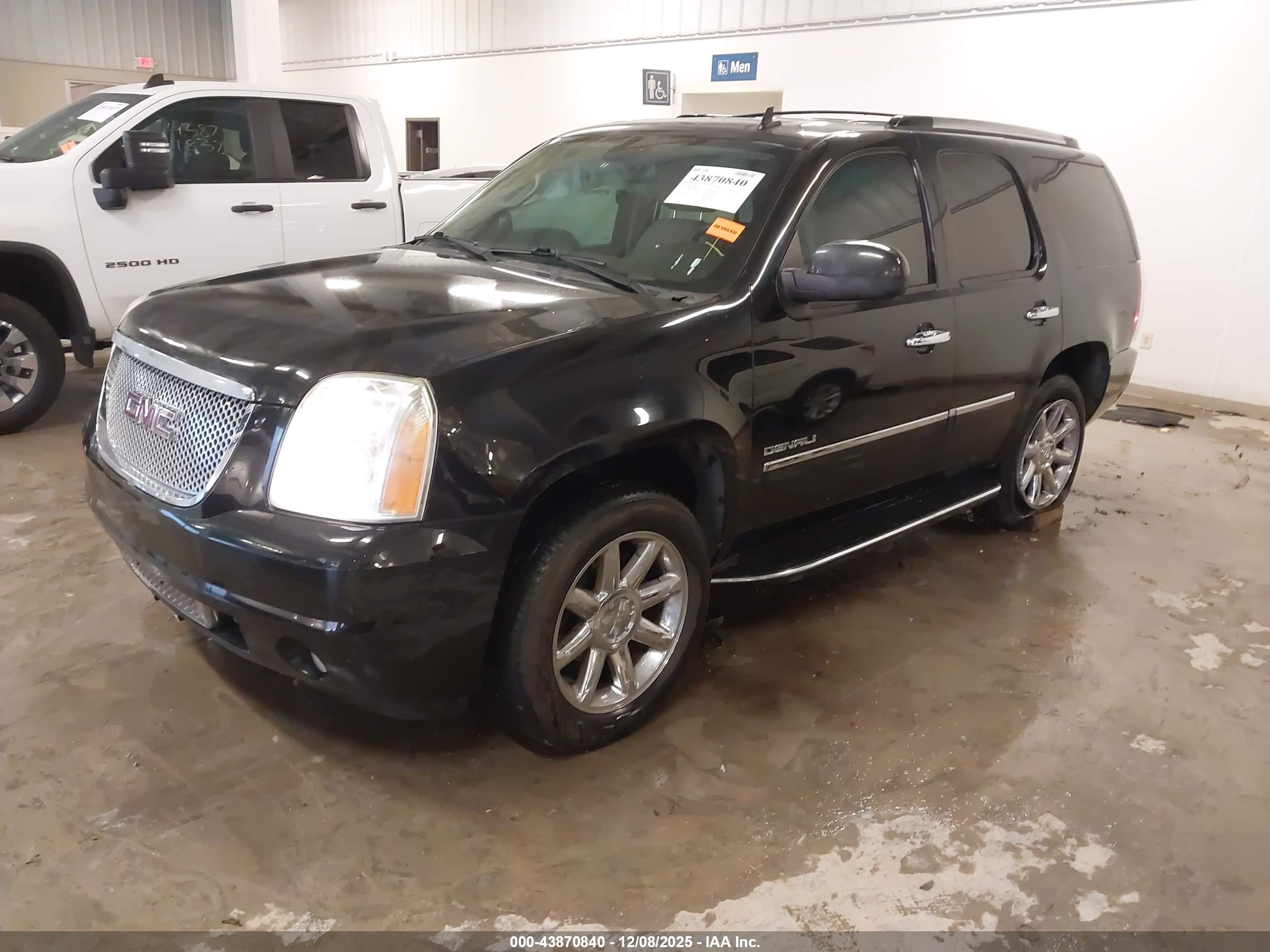 GMC YUKON image 2