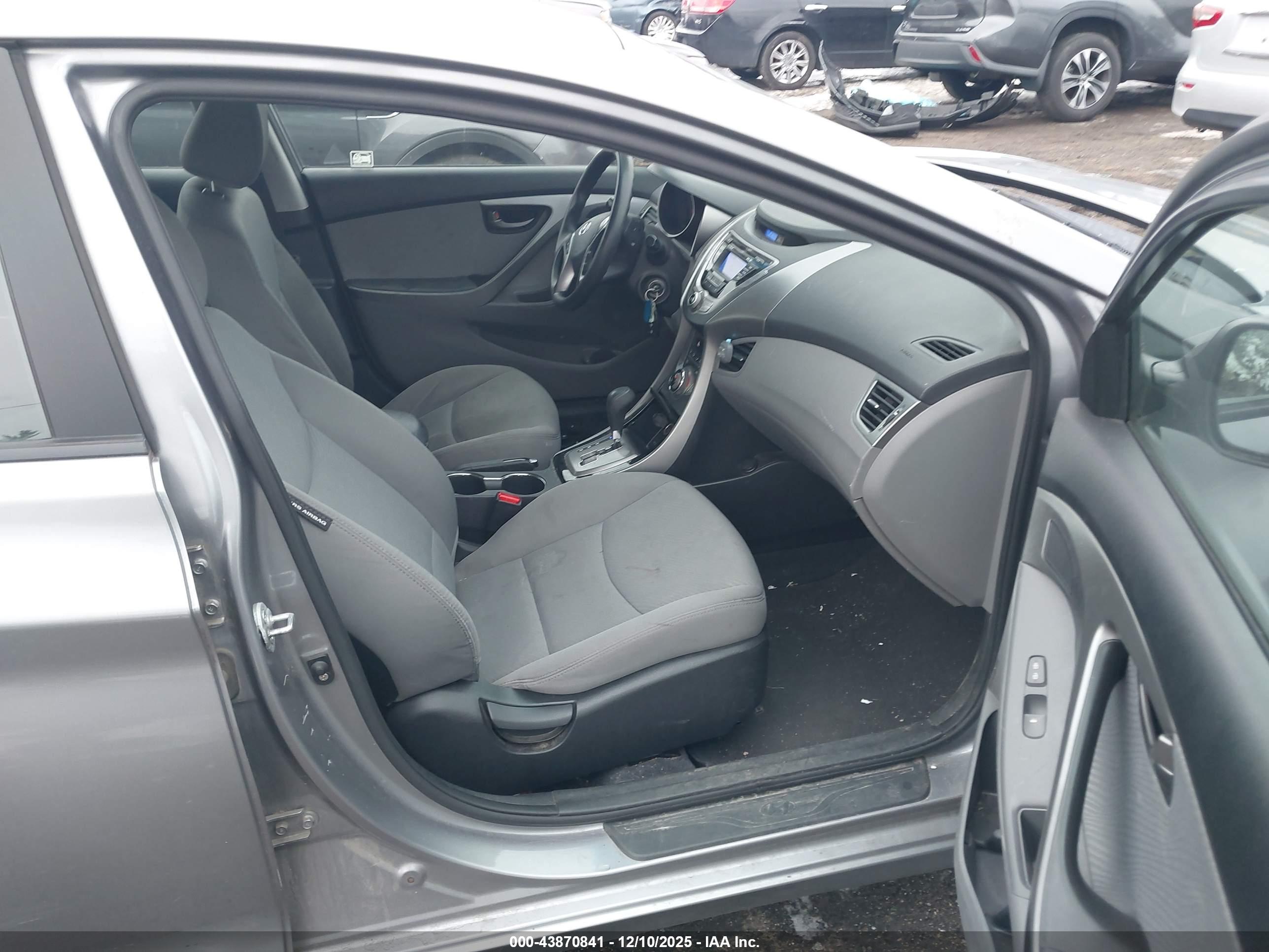 HYUNDAI ELANTRA image 5
