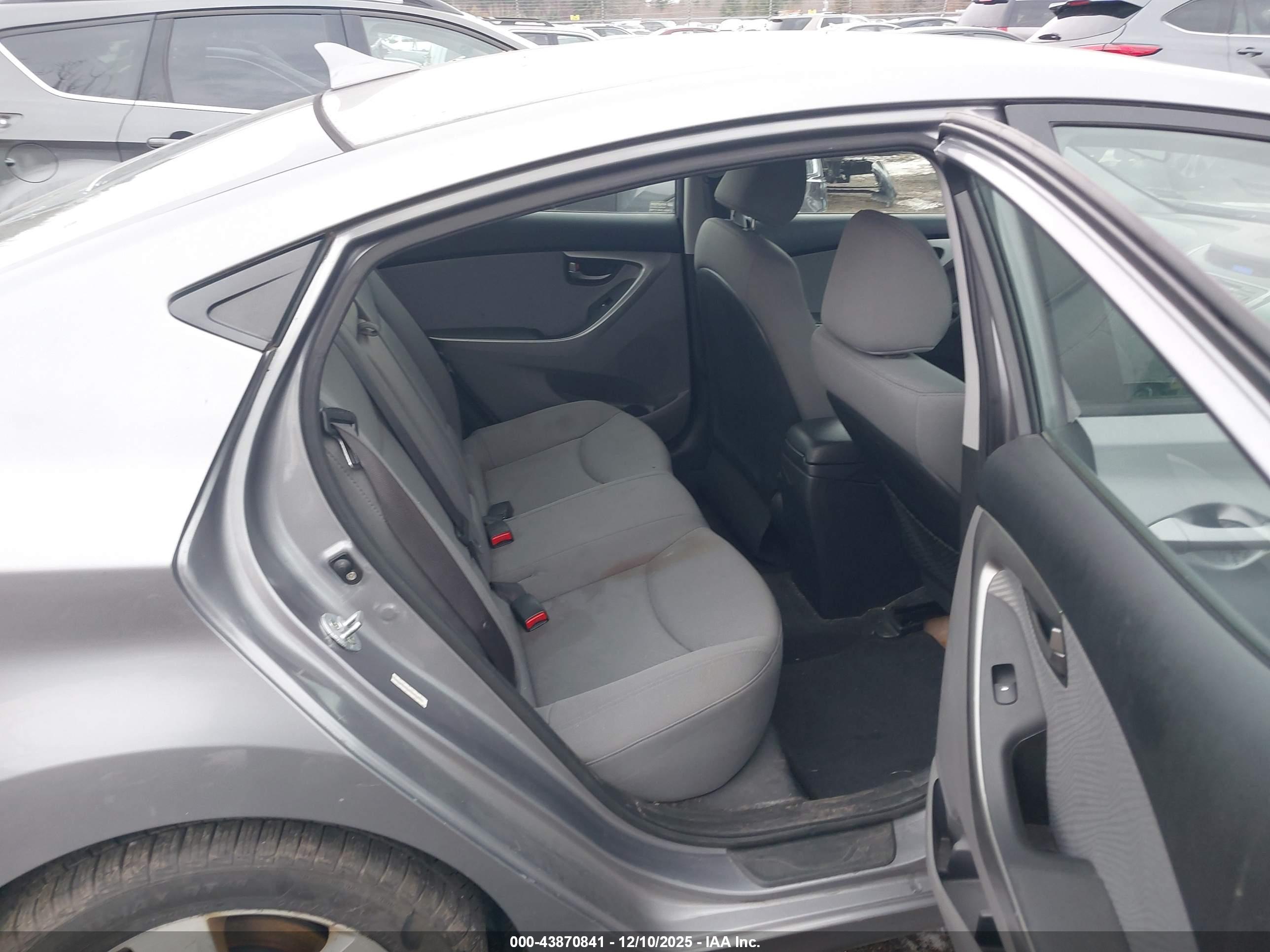 HYUNDAI ELANTRA image 8