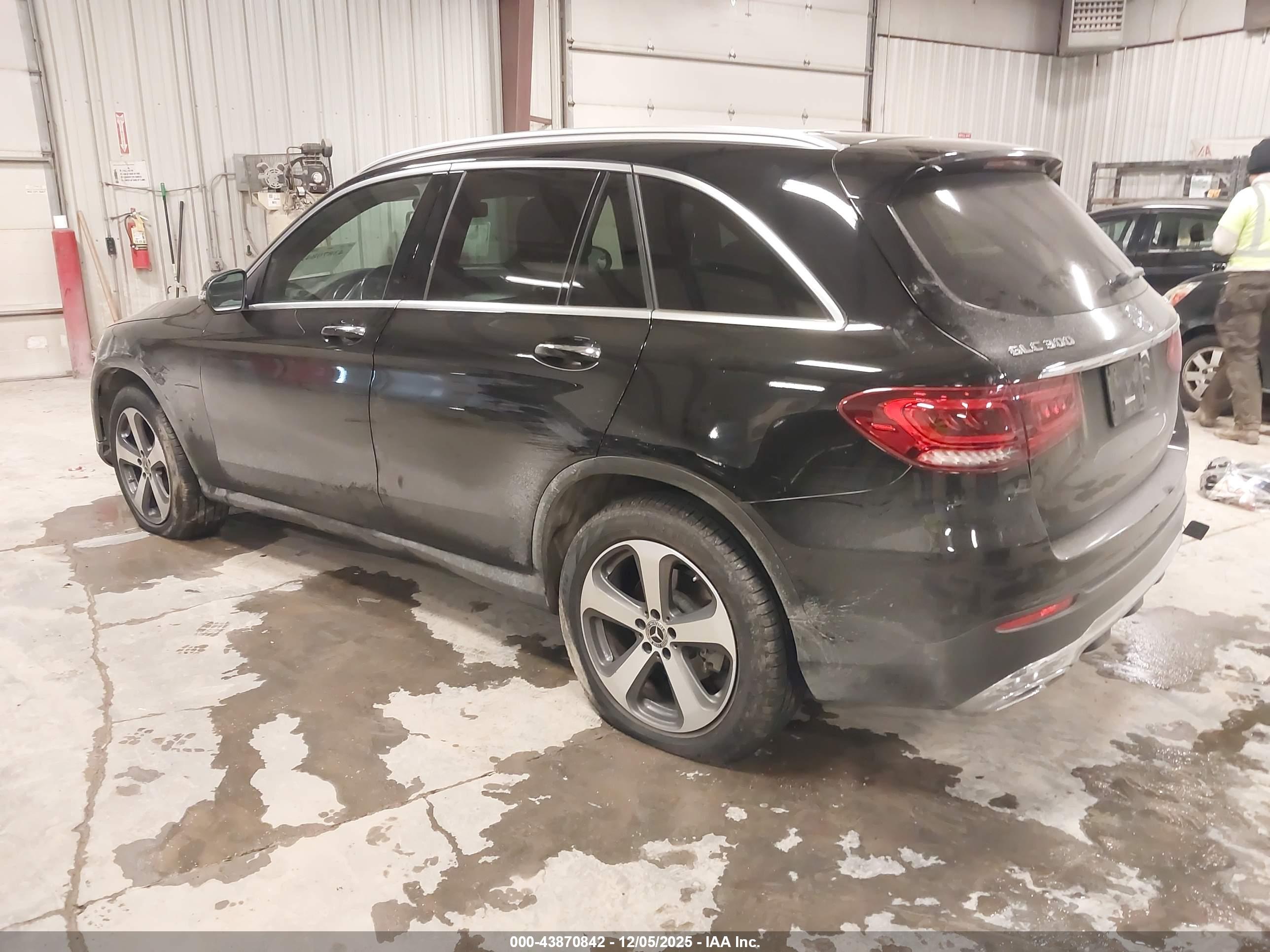 MERCEDES-BENZ GLC image 3