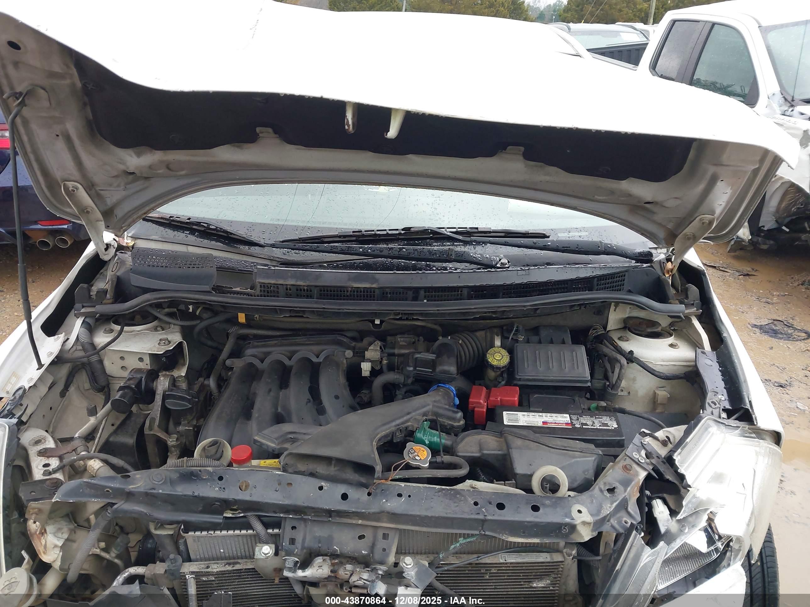 NISSAN VERSA image 10