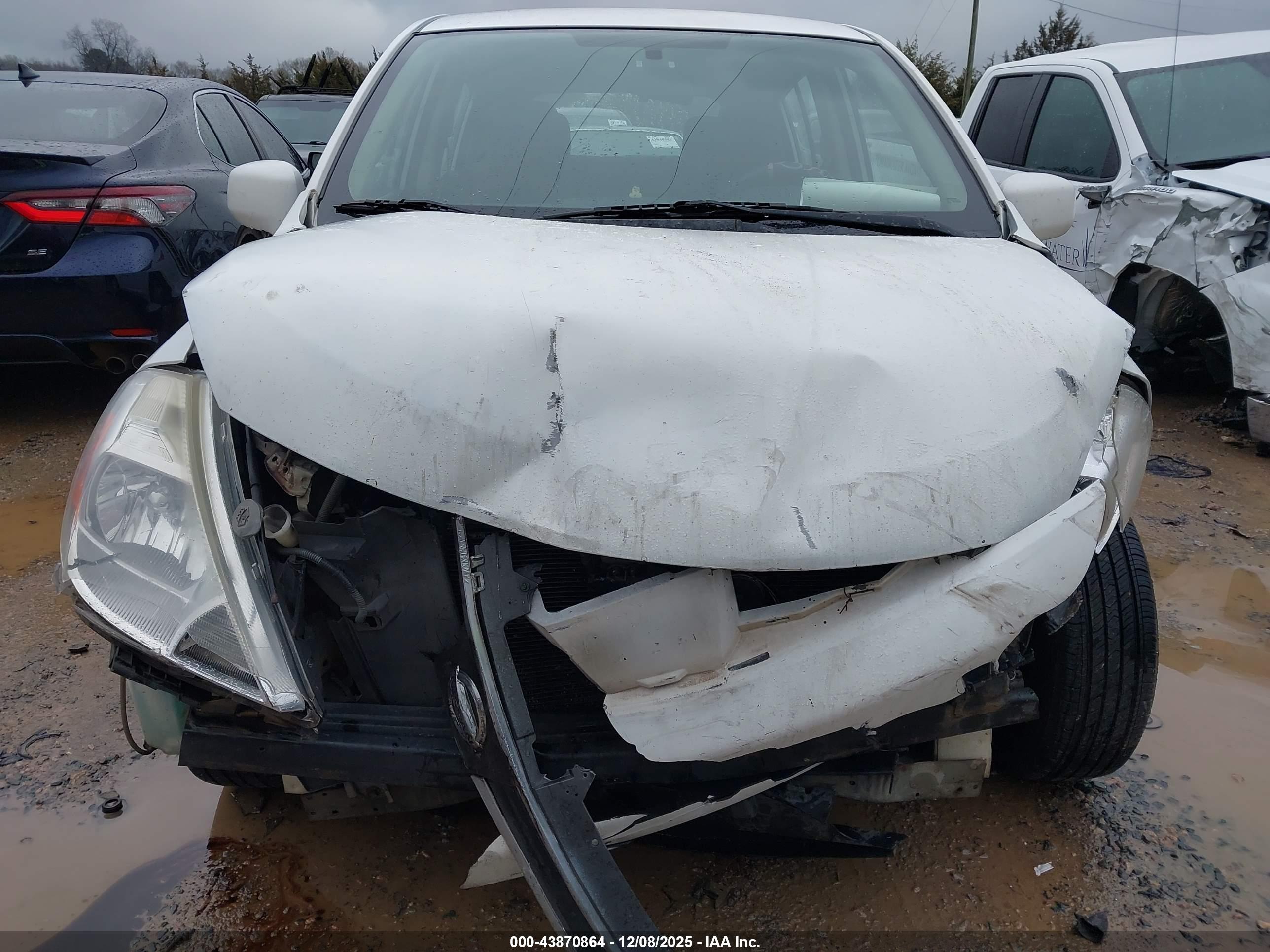 NISSAN VERSA image 6