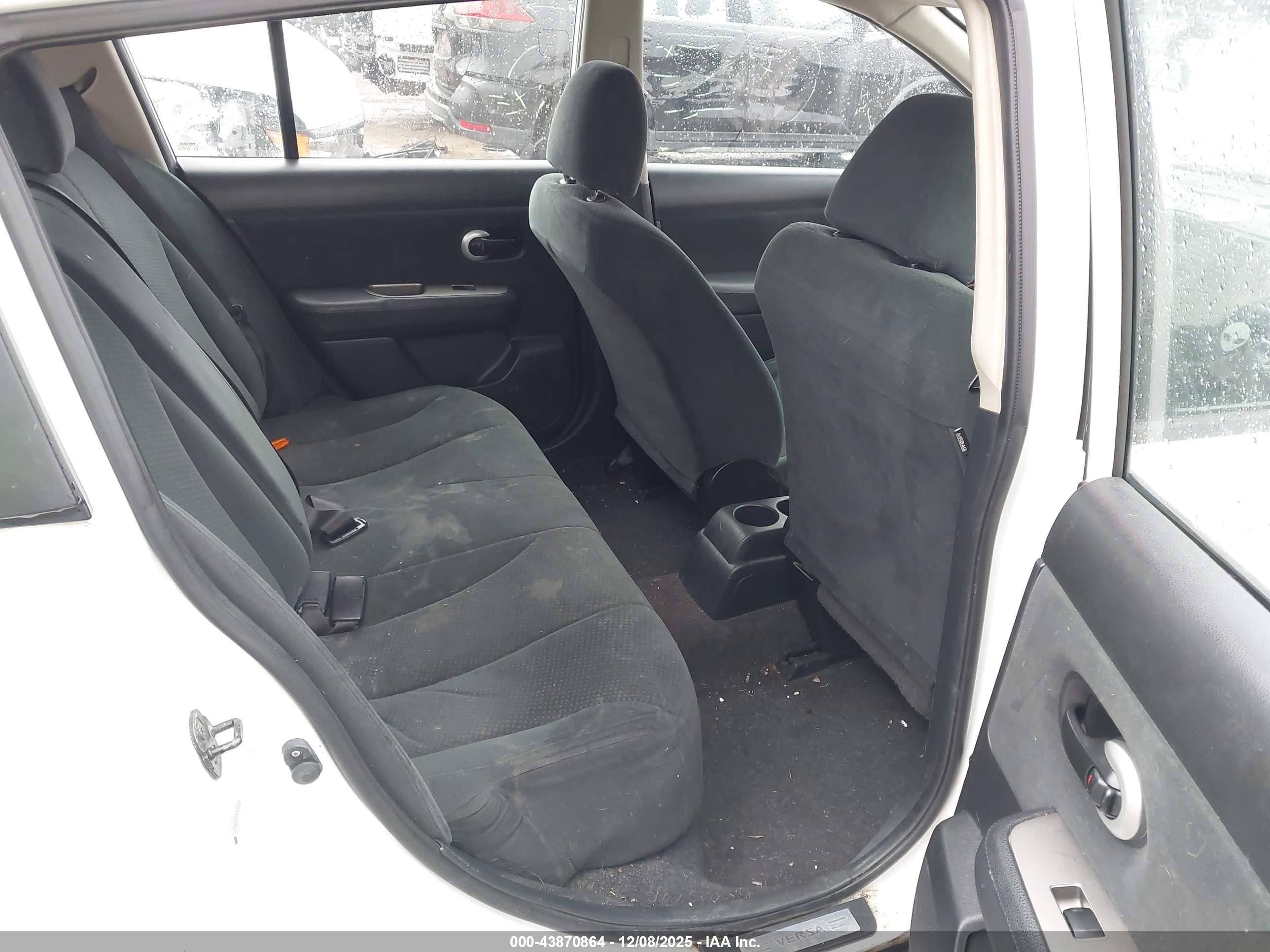 NISSAN VERSA image 8