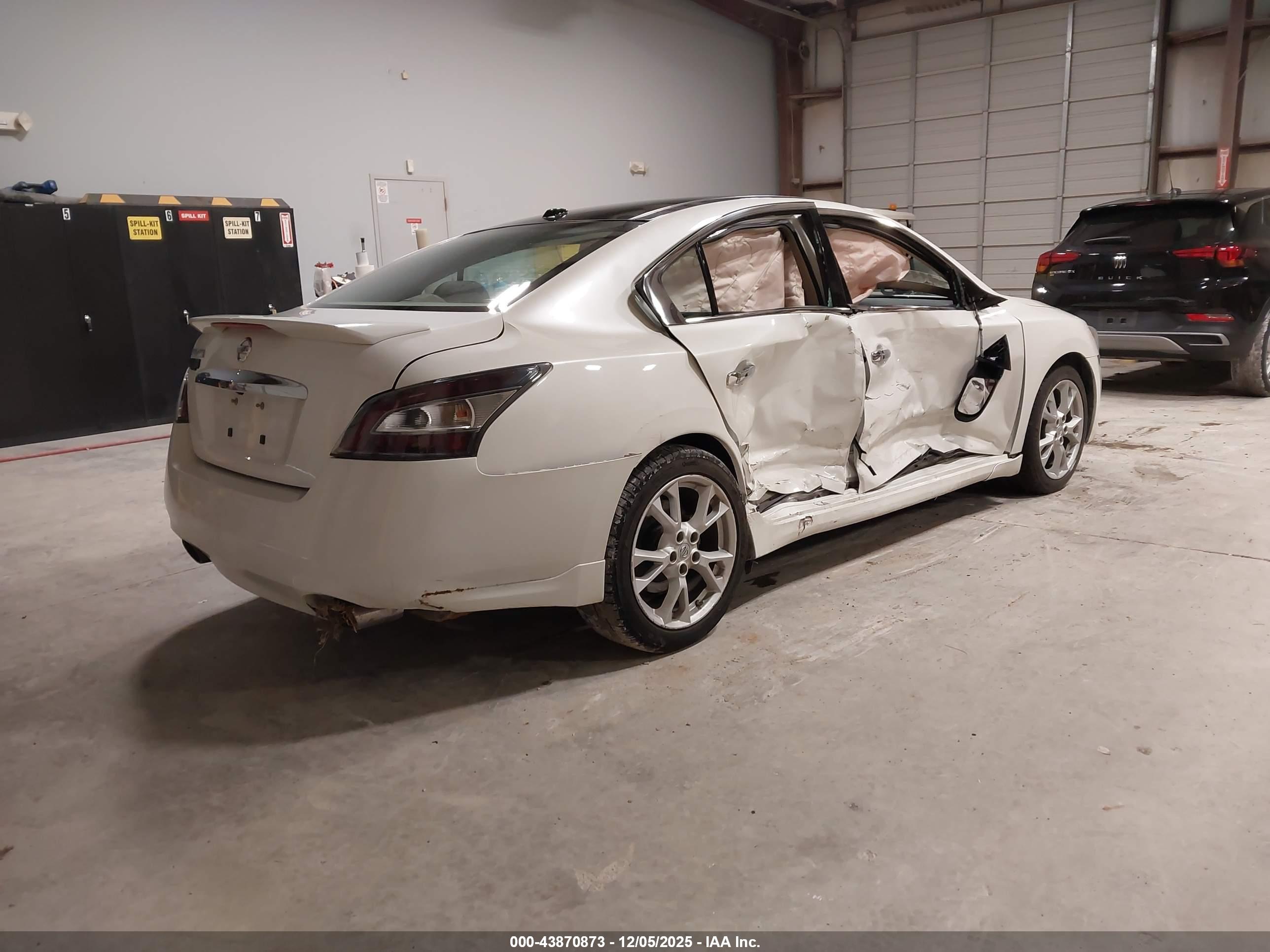 NISSAN MAXIMA image 4