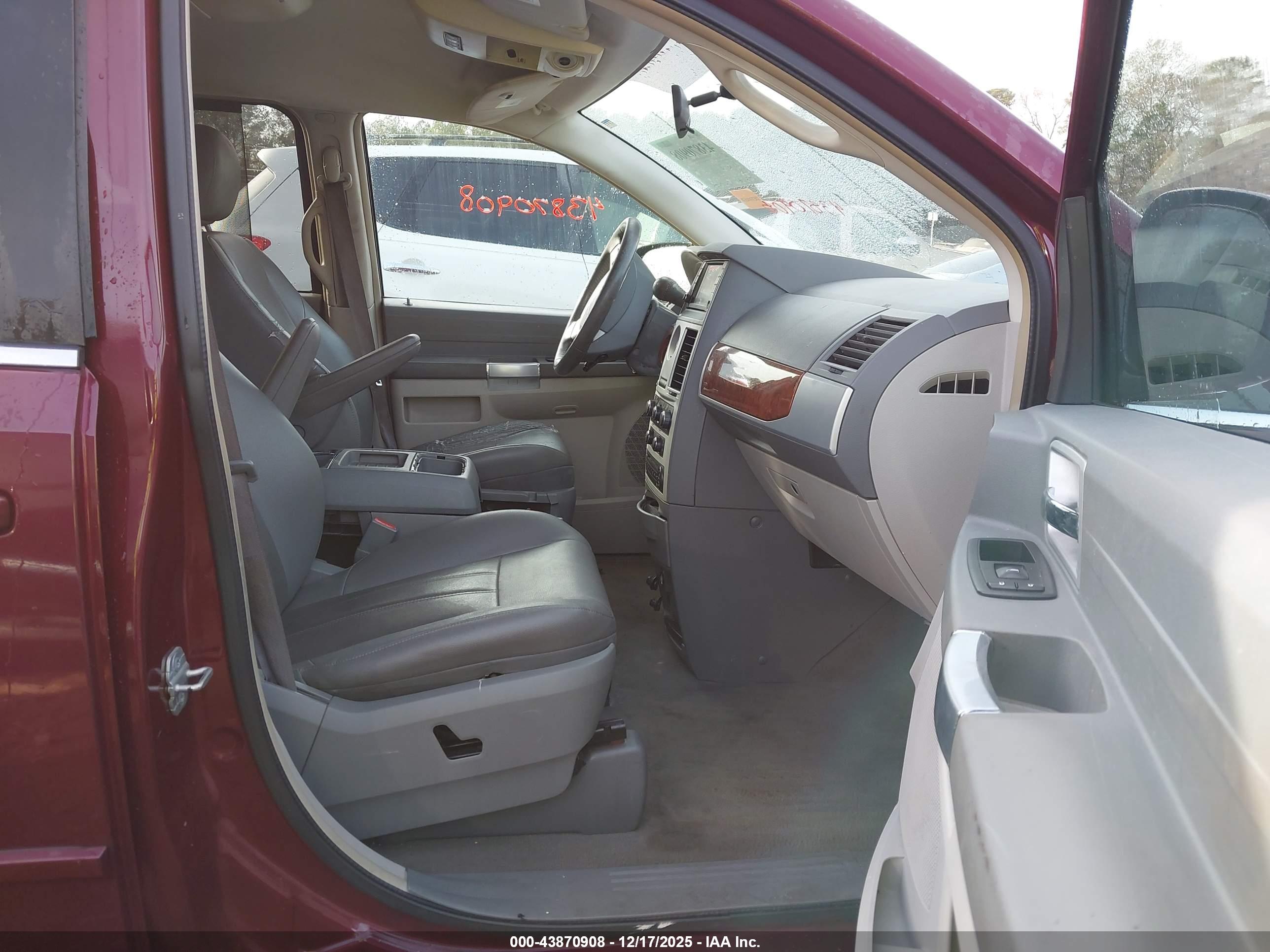 CHRYSLER TOWN image 5