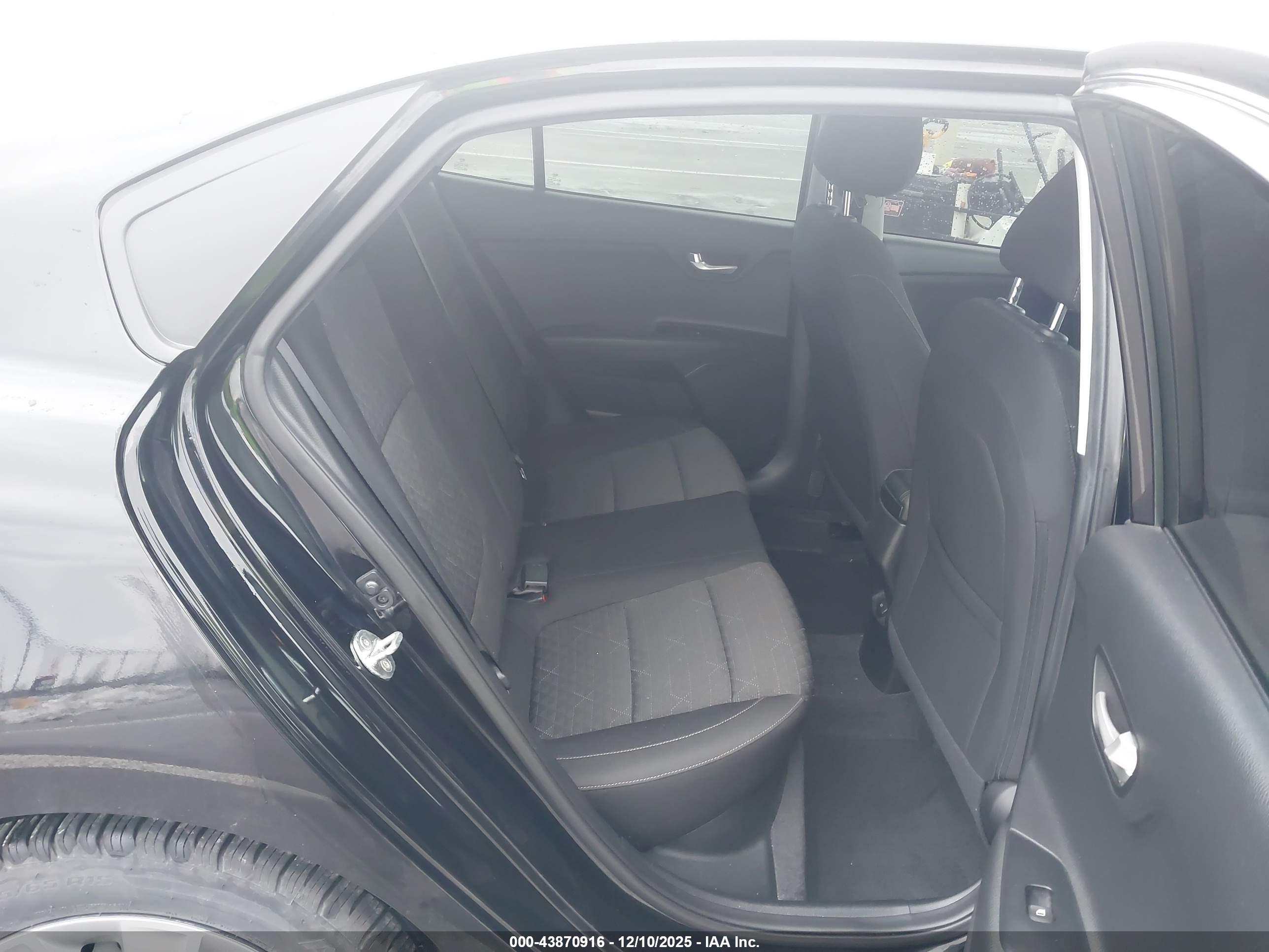 KIA RIO image 8