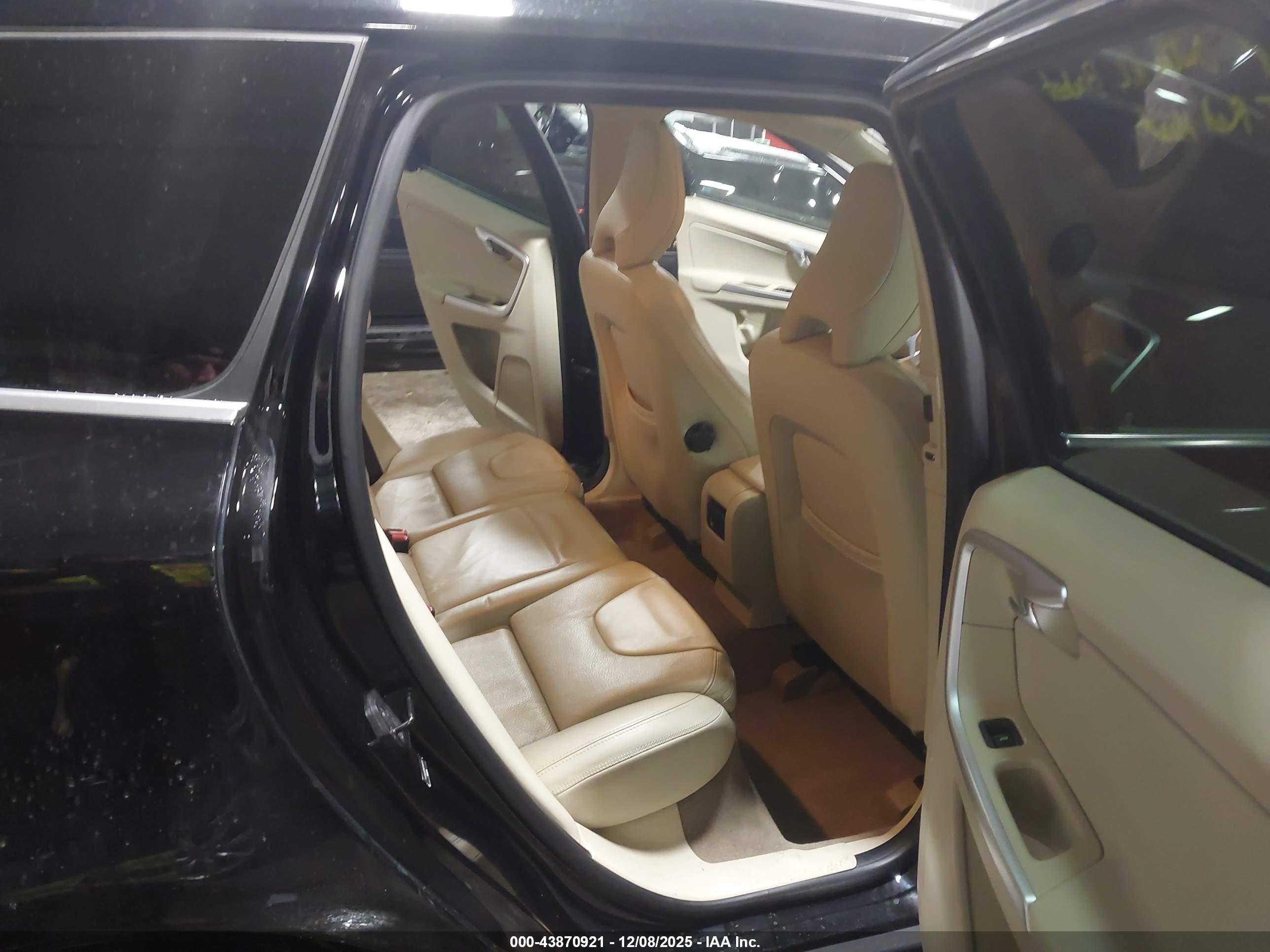VOLVO XC60 image 8
