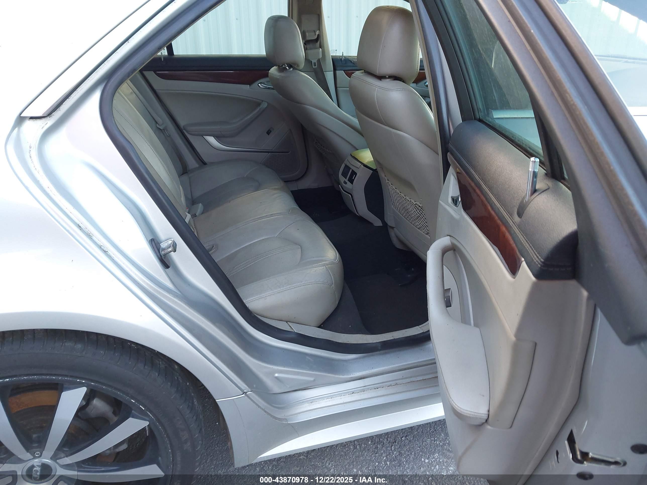 CADILLAC CTS image 8