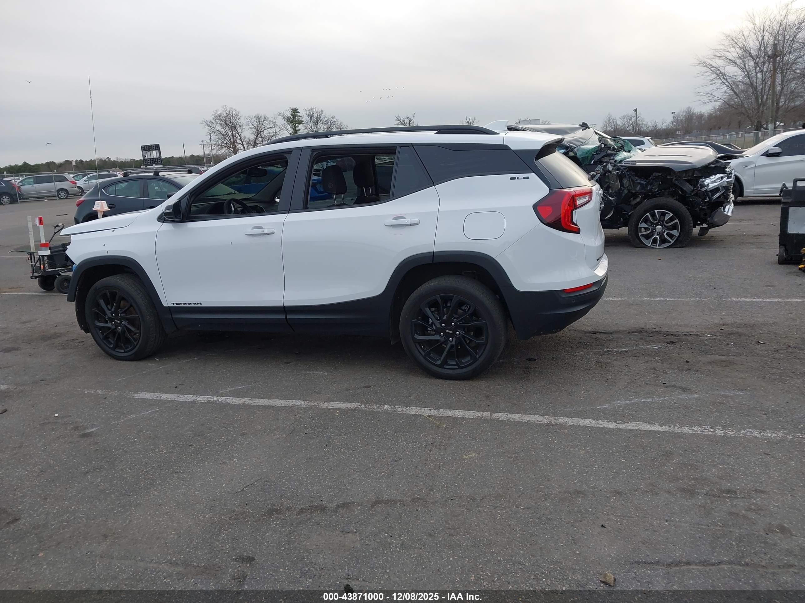 GMC TERRAIN image 3