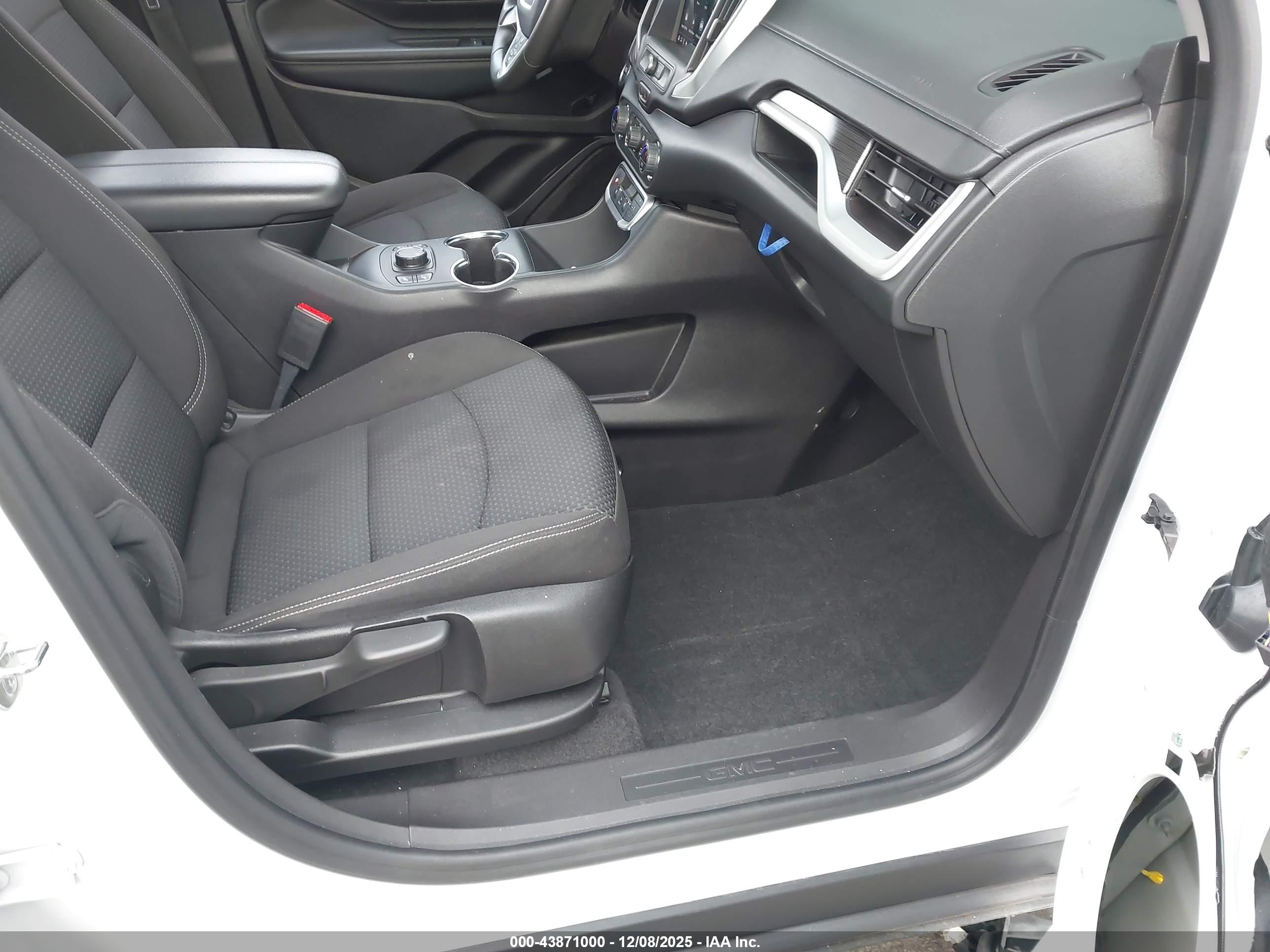 GMC TERRAIN image 5