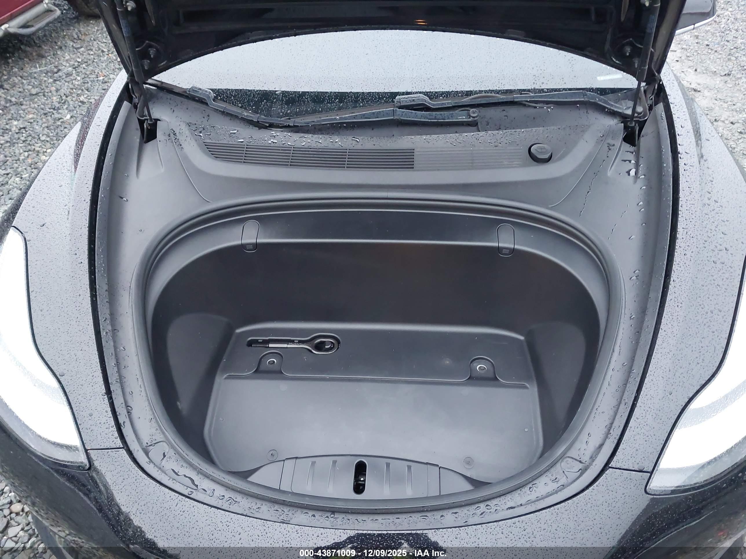 TESLA MODEL image 10