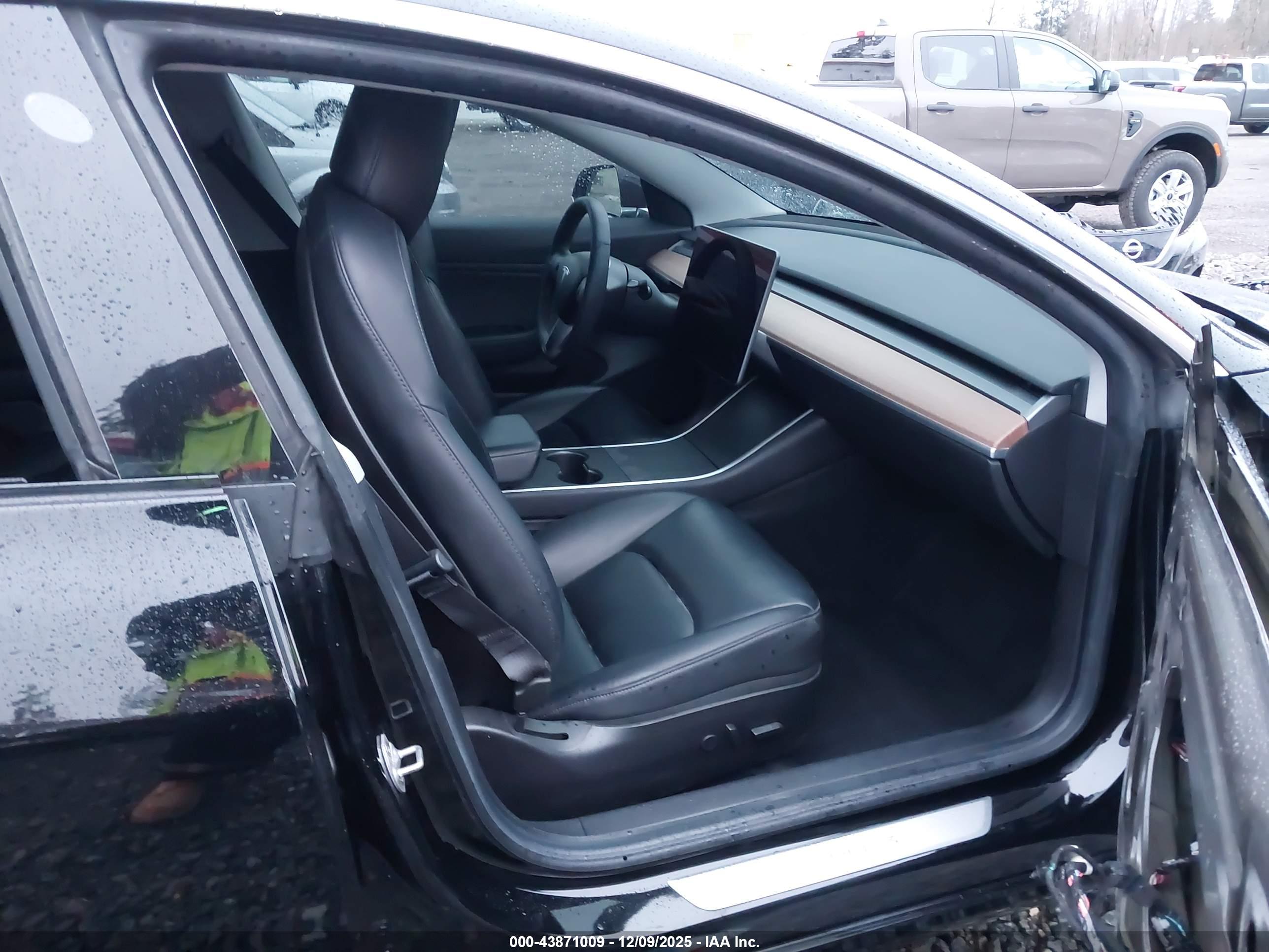 TESLA MODEL image 5