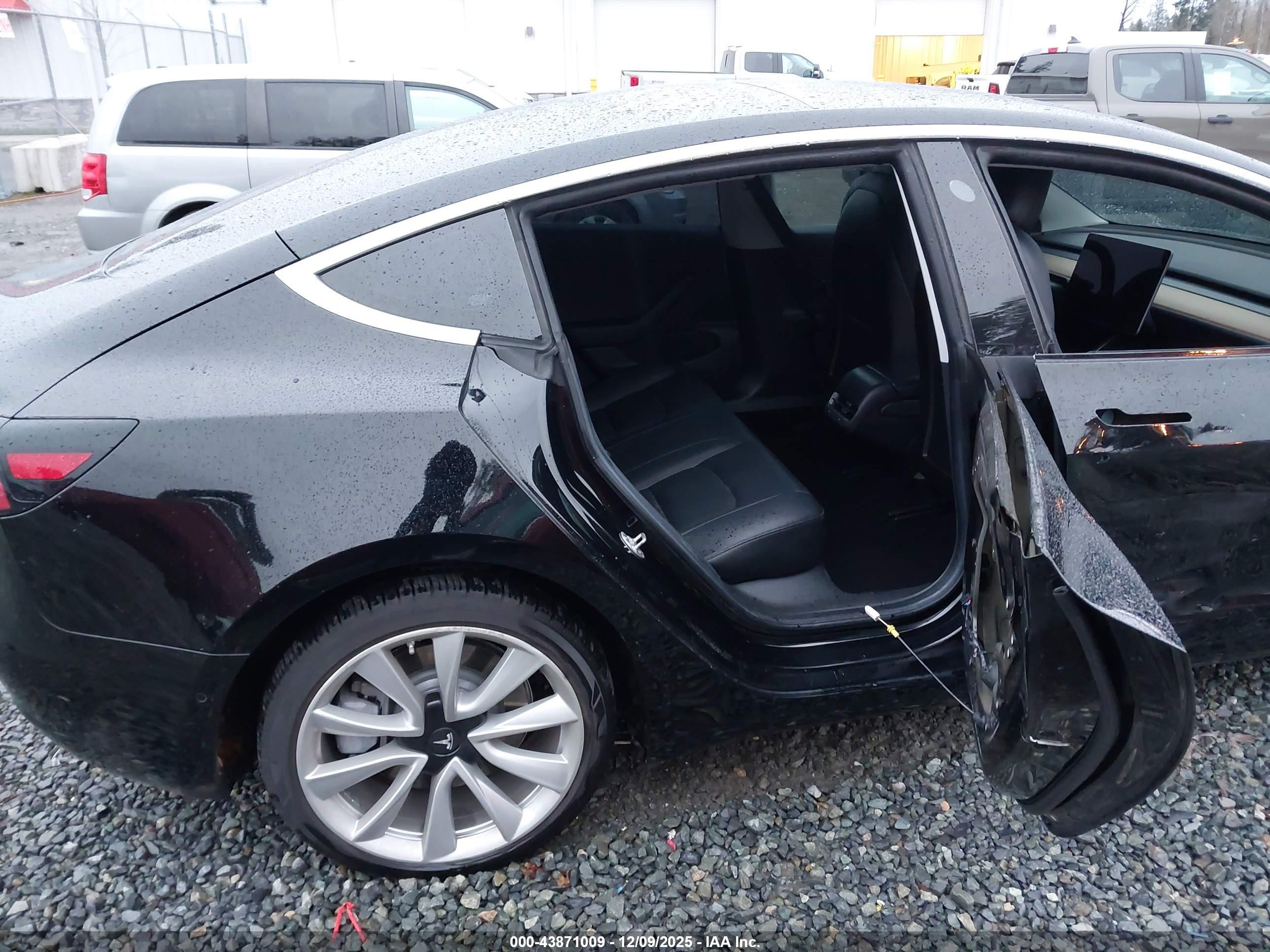 TESLA MODEL image 8