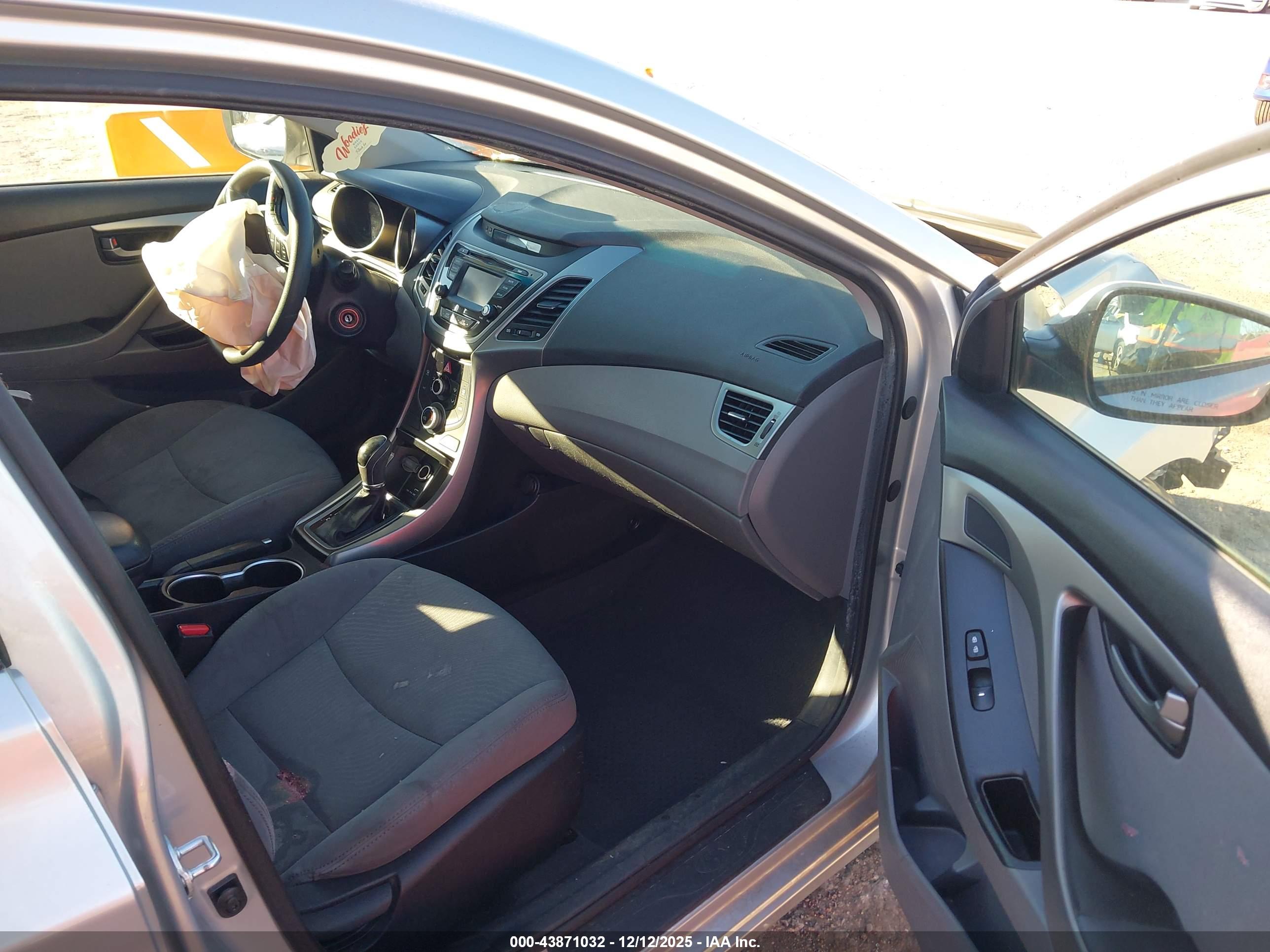 HYUNDAI ELANTRA image 5
