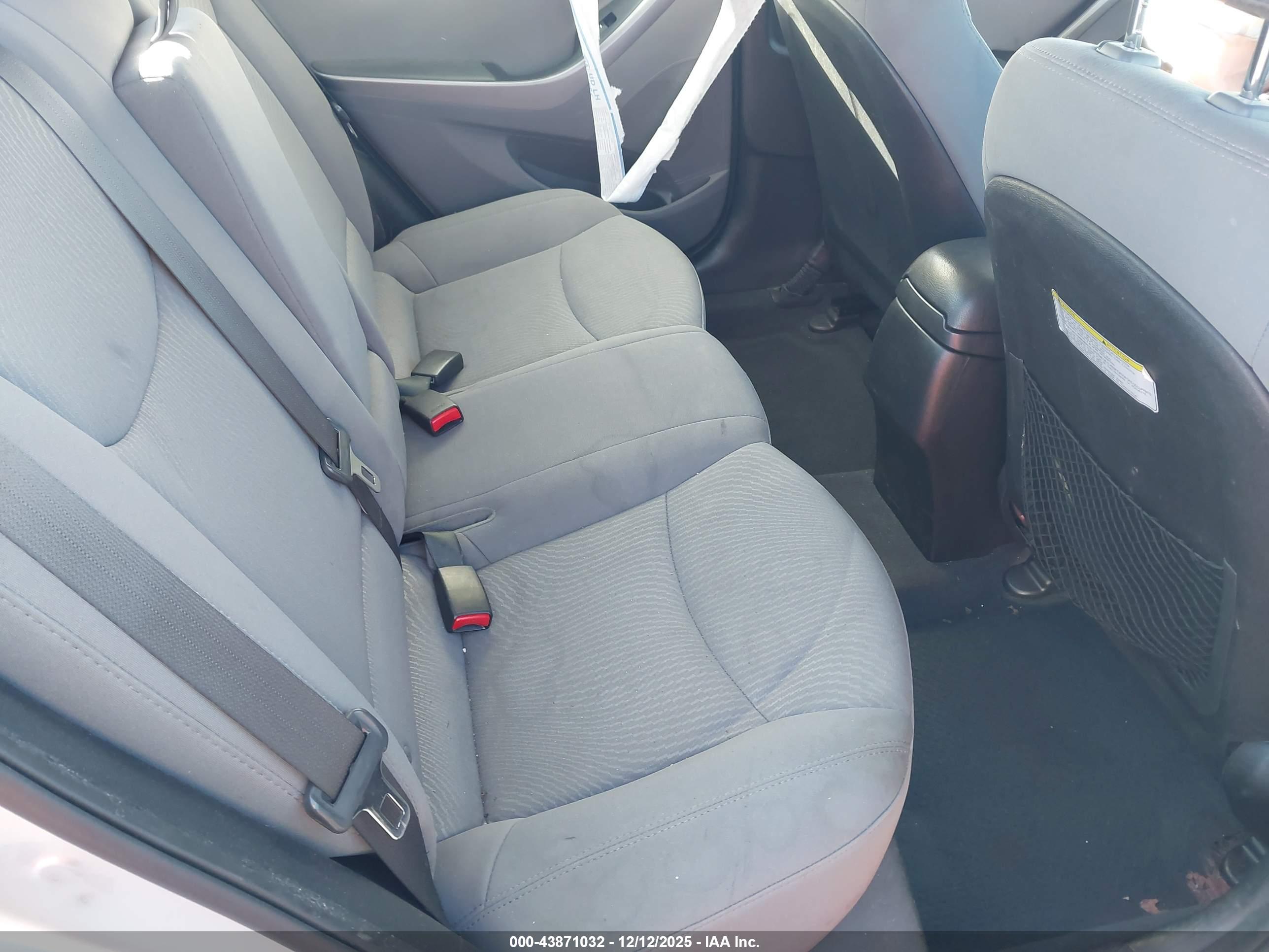 HYUNDAI ELANTRA image 8