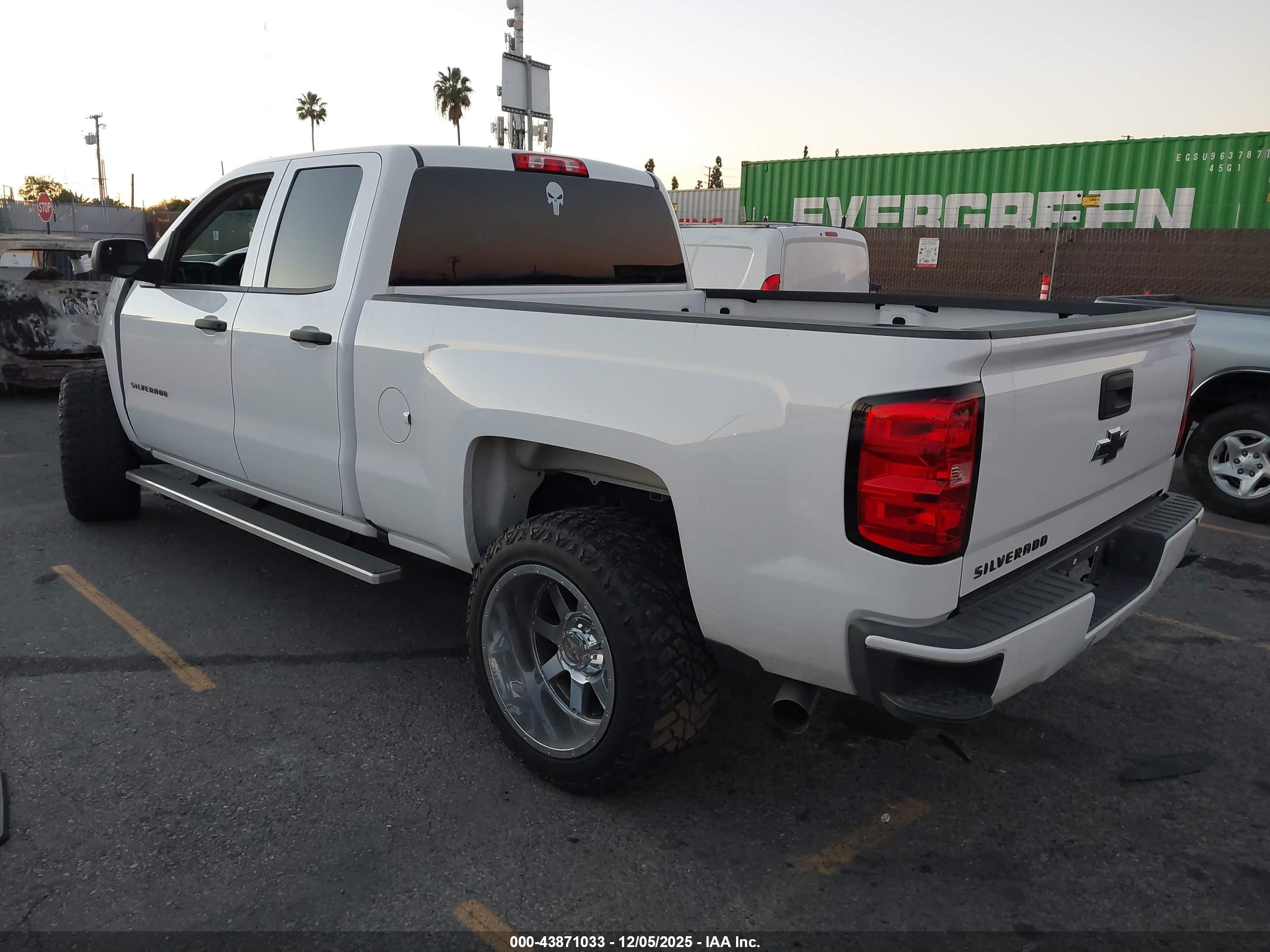 CHEVROLET SILVERADO image 3