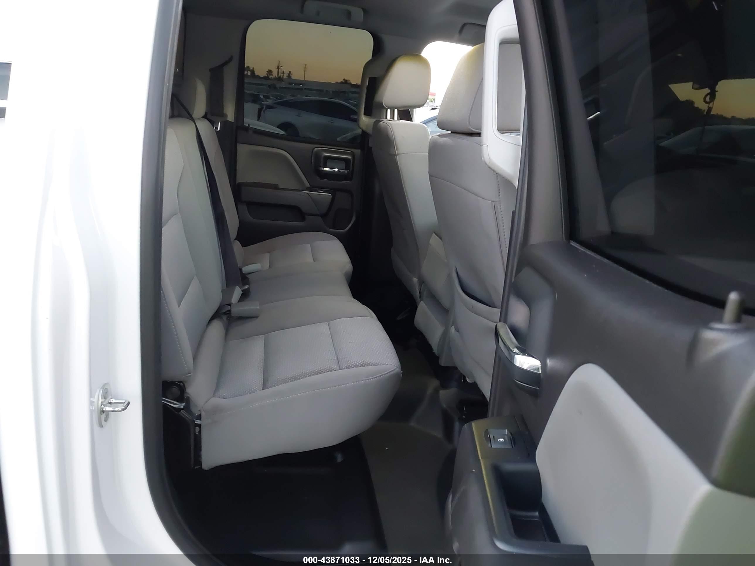 CHEVROLET SILVERADO image 8