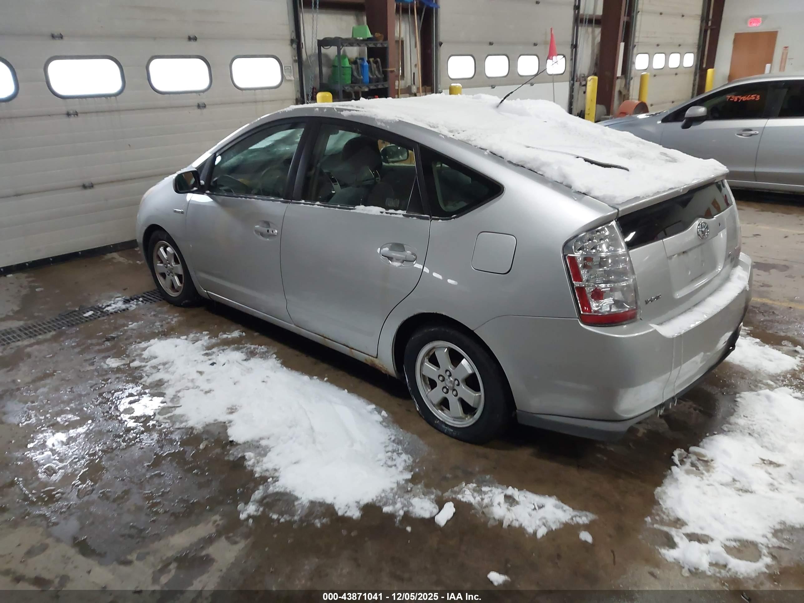 TOYOTA PRIUS image 3