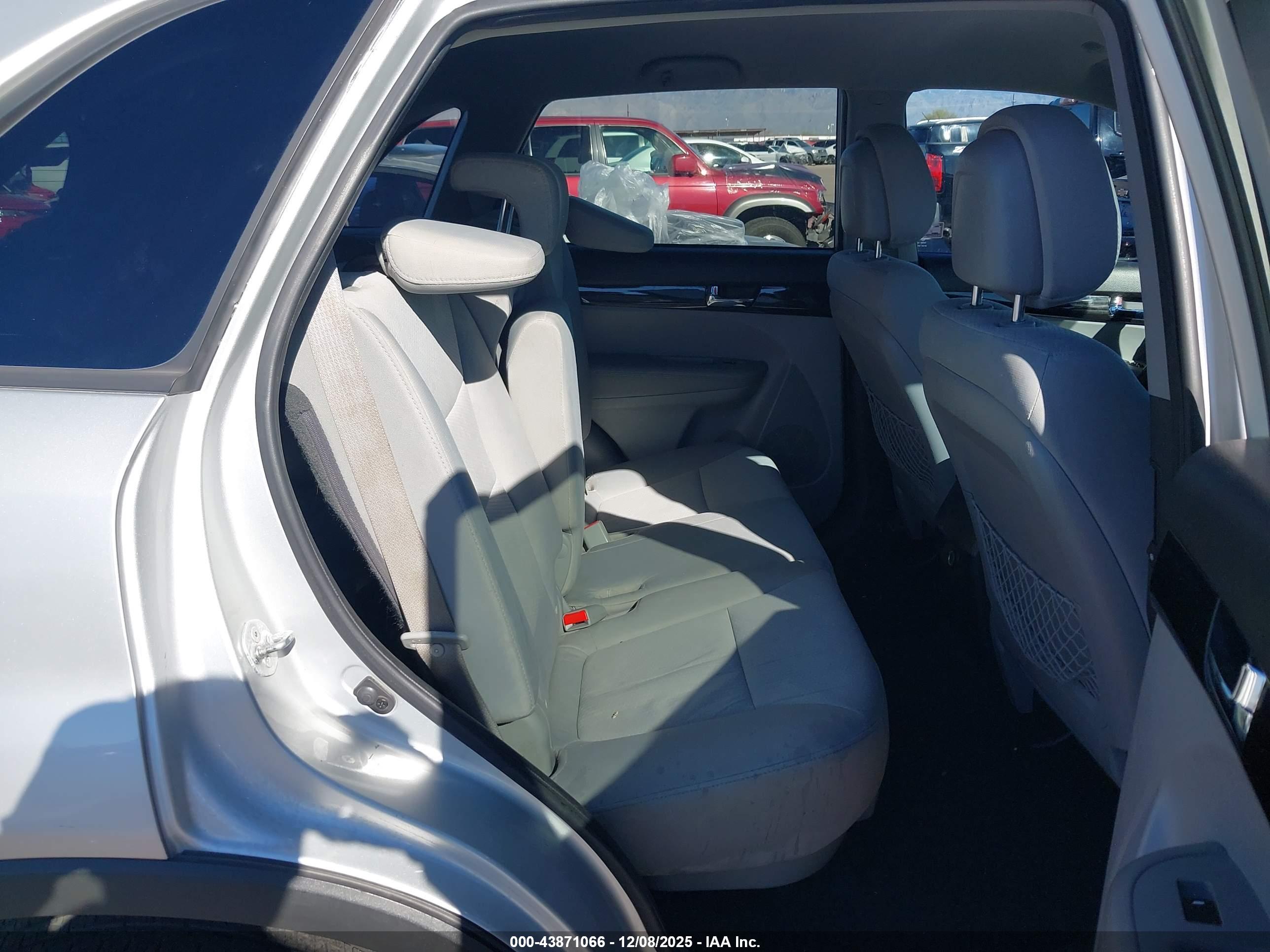KIA SORENTO image 8