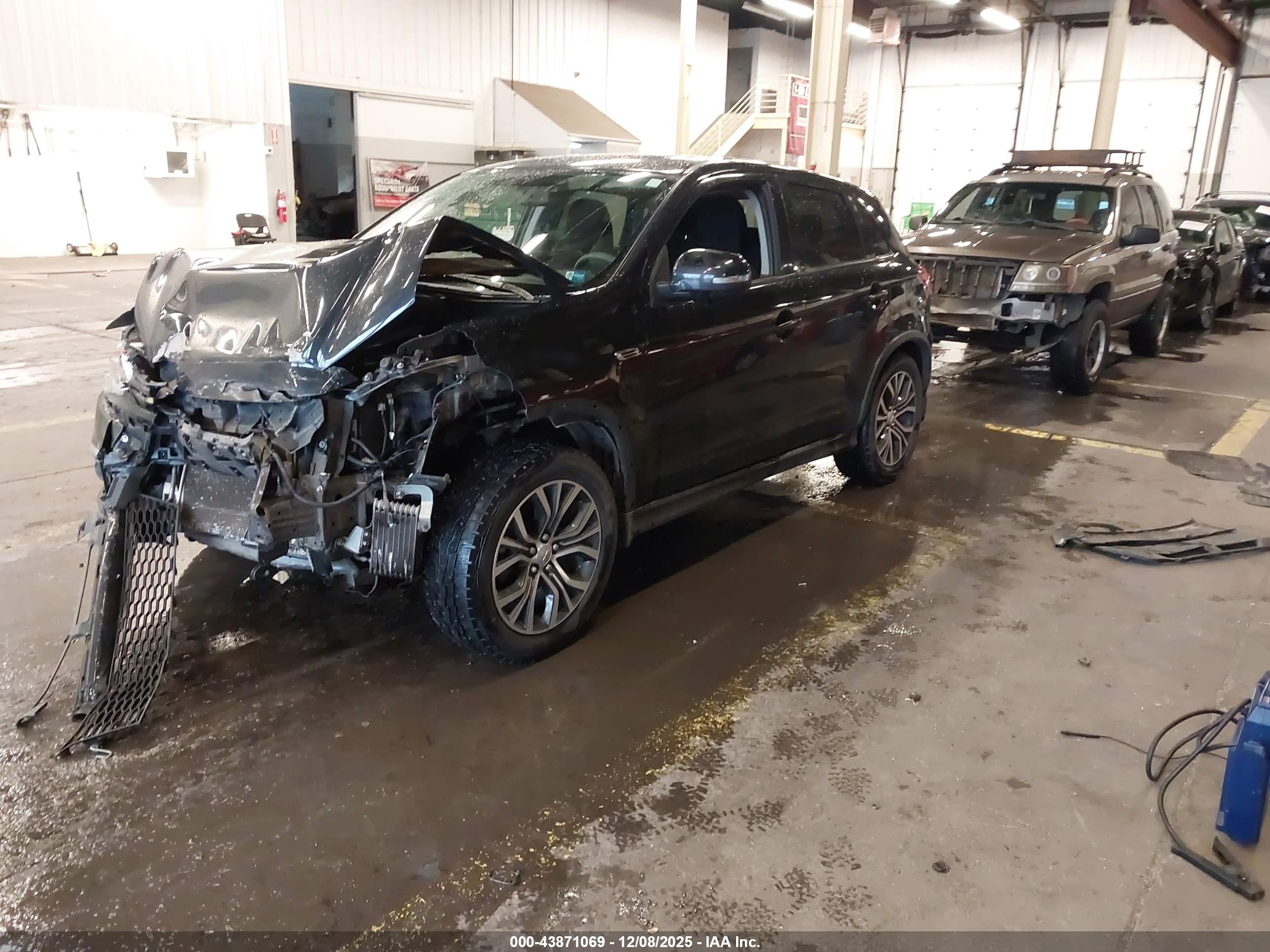 MITSUBISHI OUTLANDER image 2