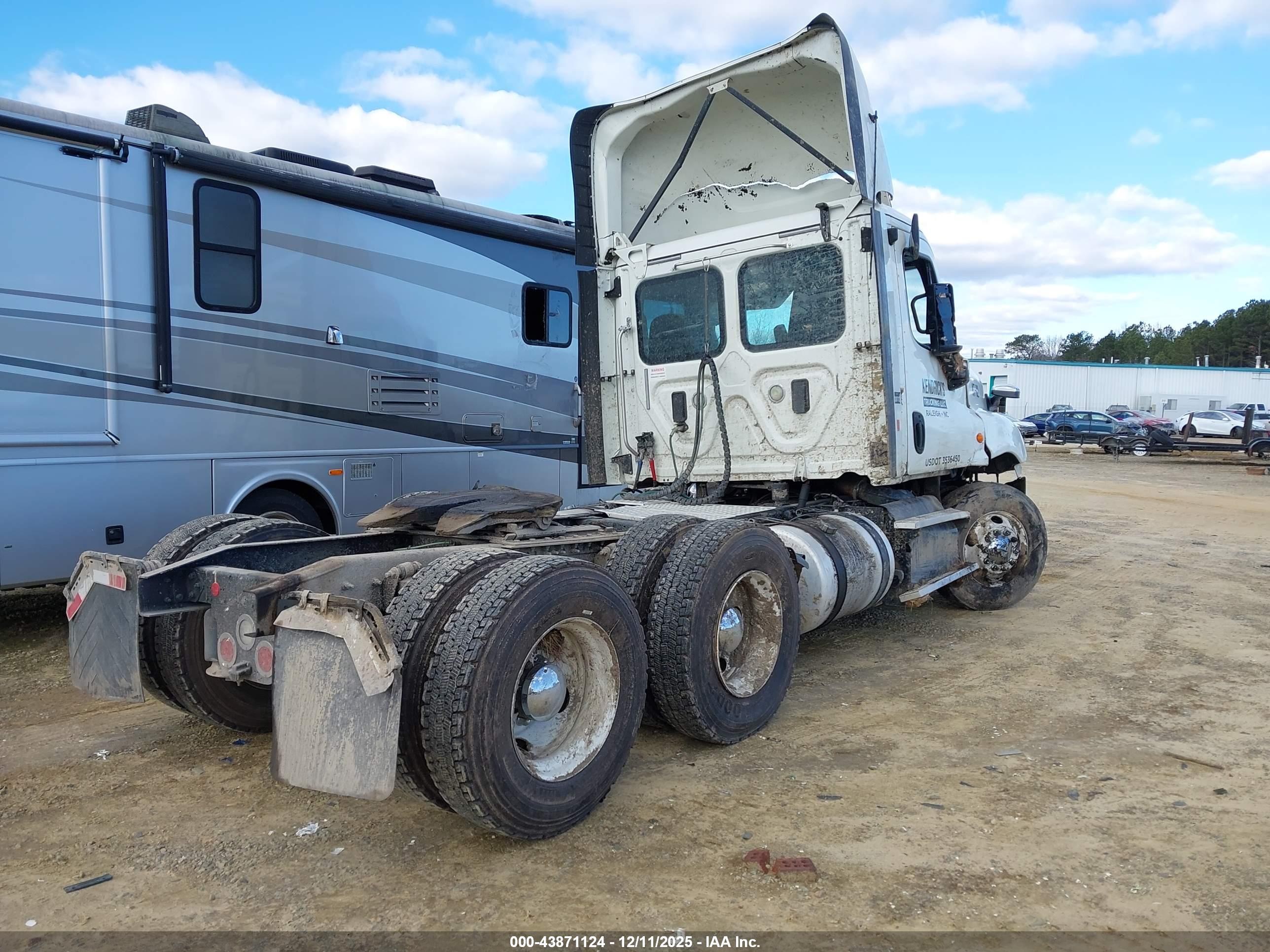 FREIGHTLINER CASCADIA image 4