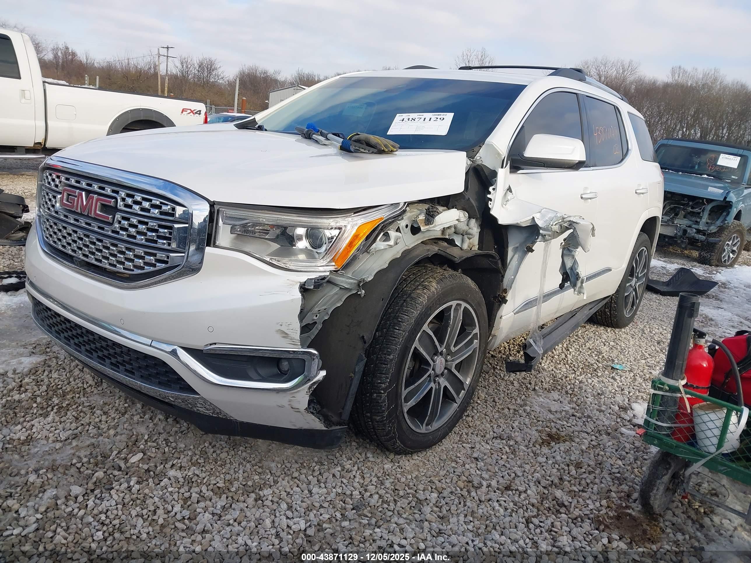 GMC ACADIA image 2