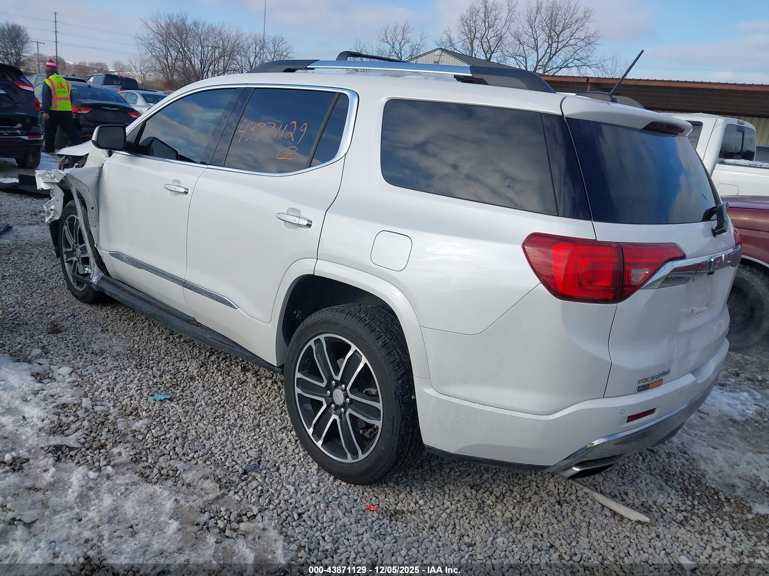 GMC ACADIA image 3