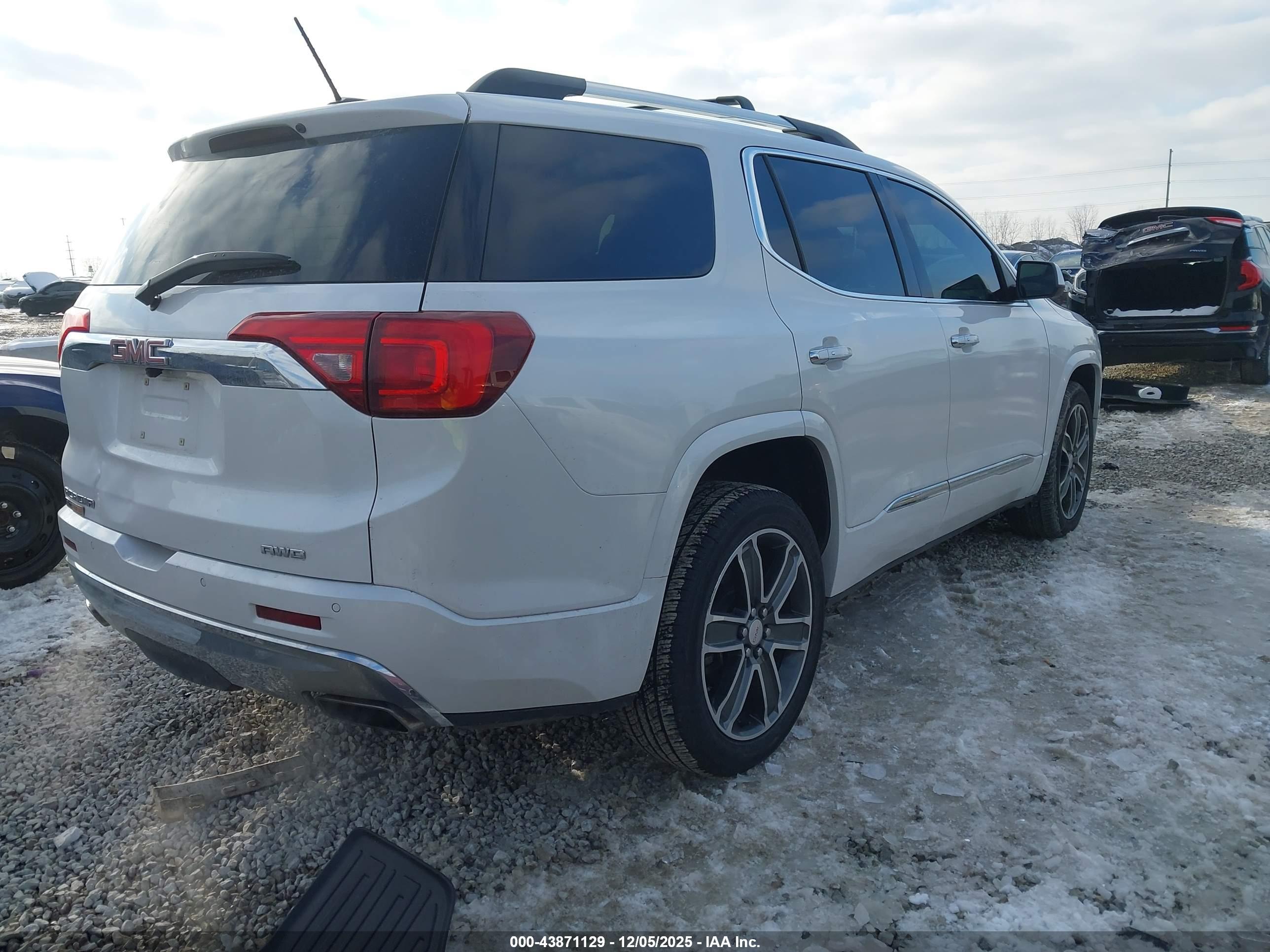 GMC ACADIA image 4