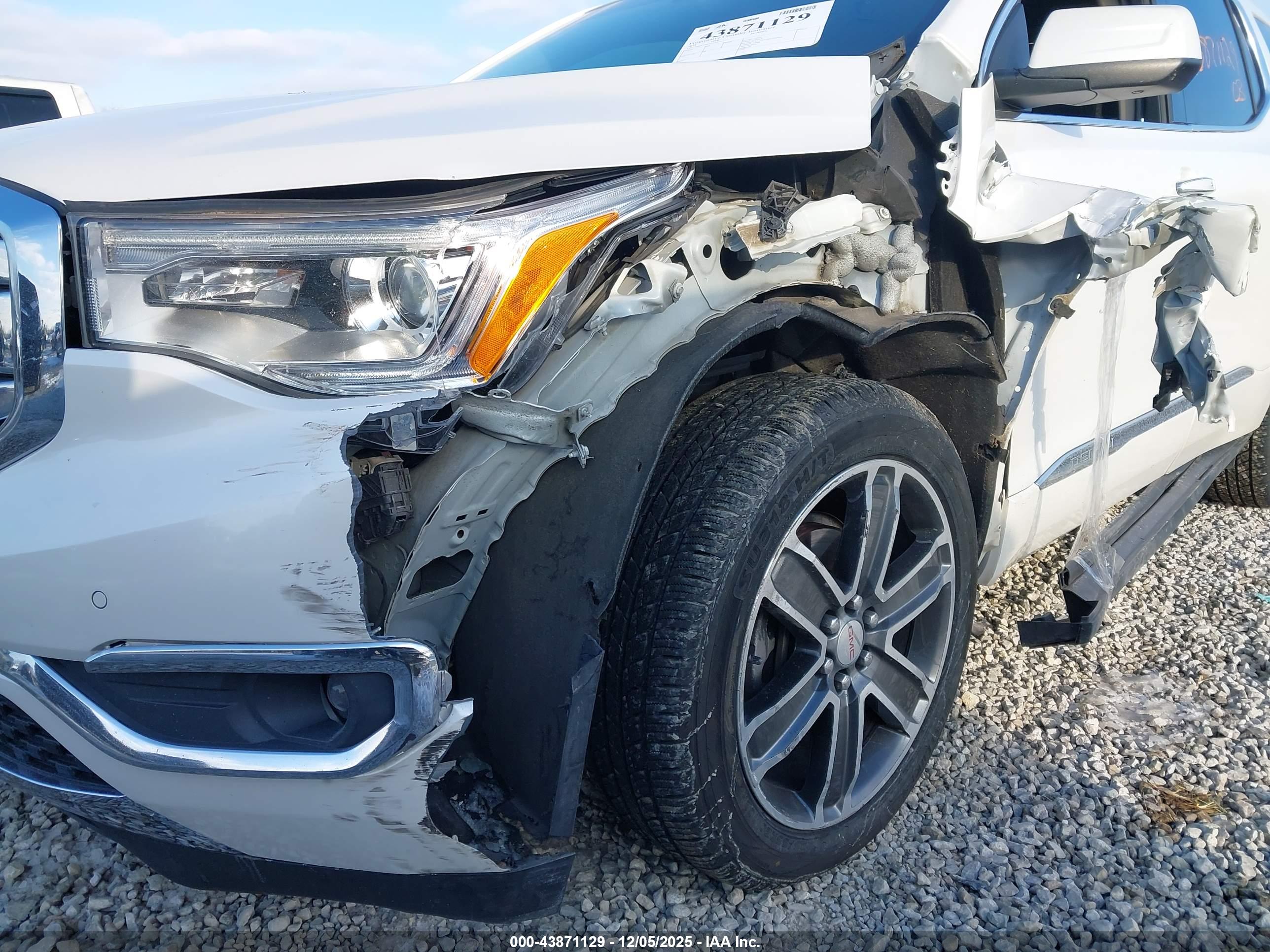 GMC ACADIA image 6