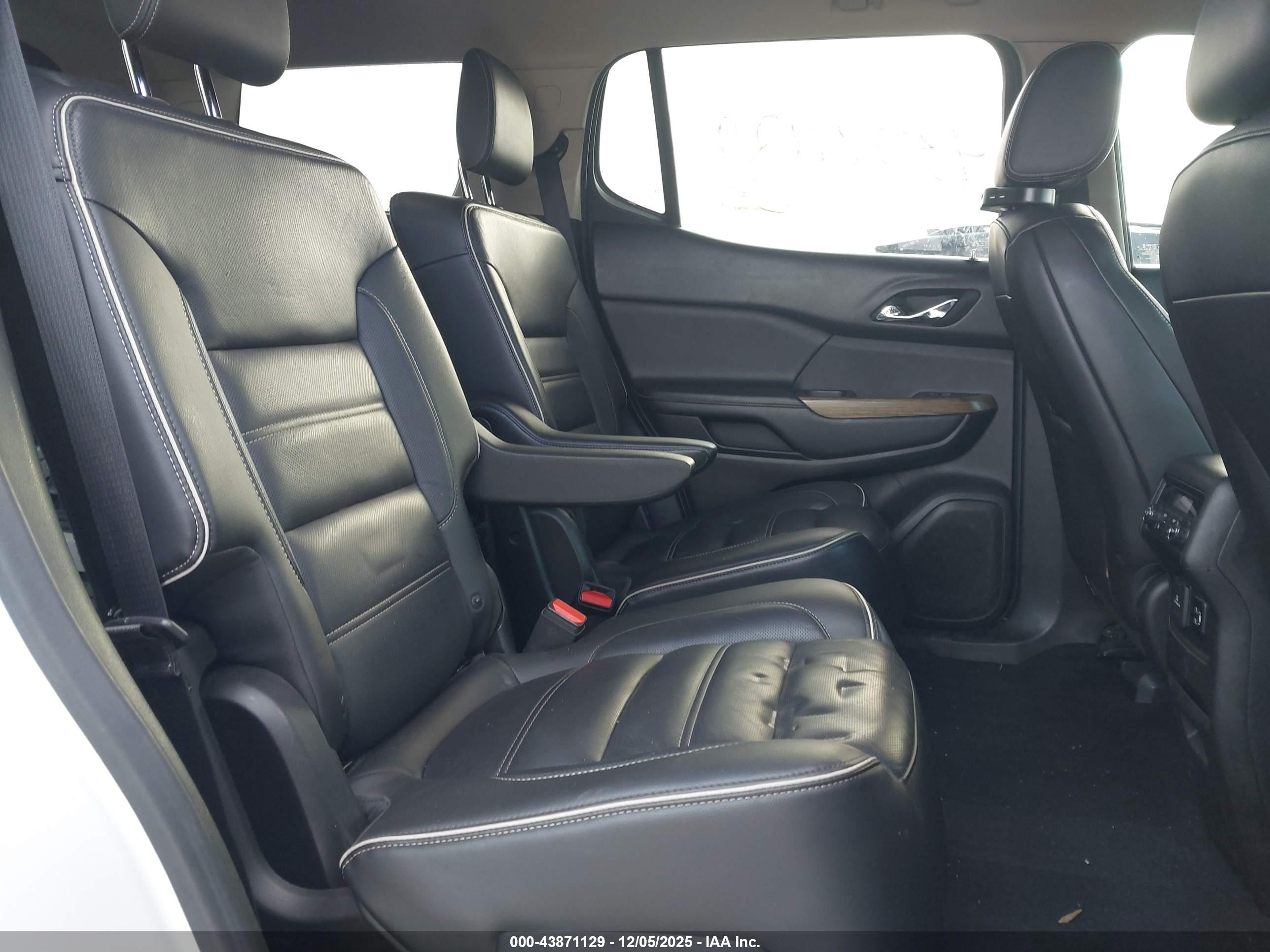 GMC ACADIA image 8