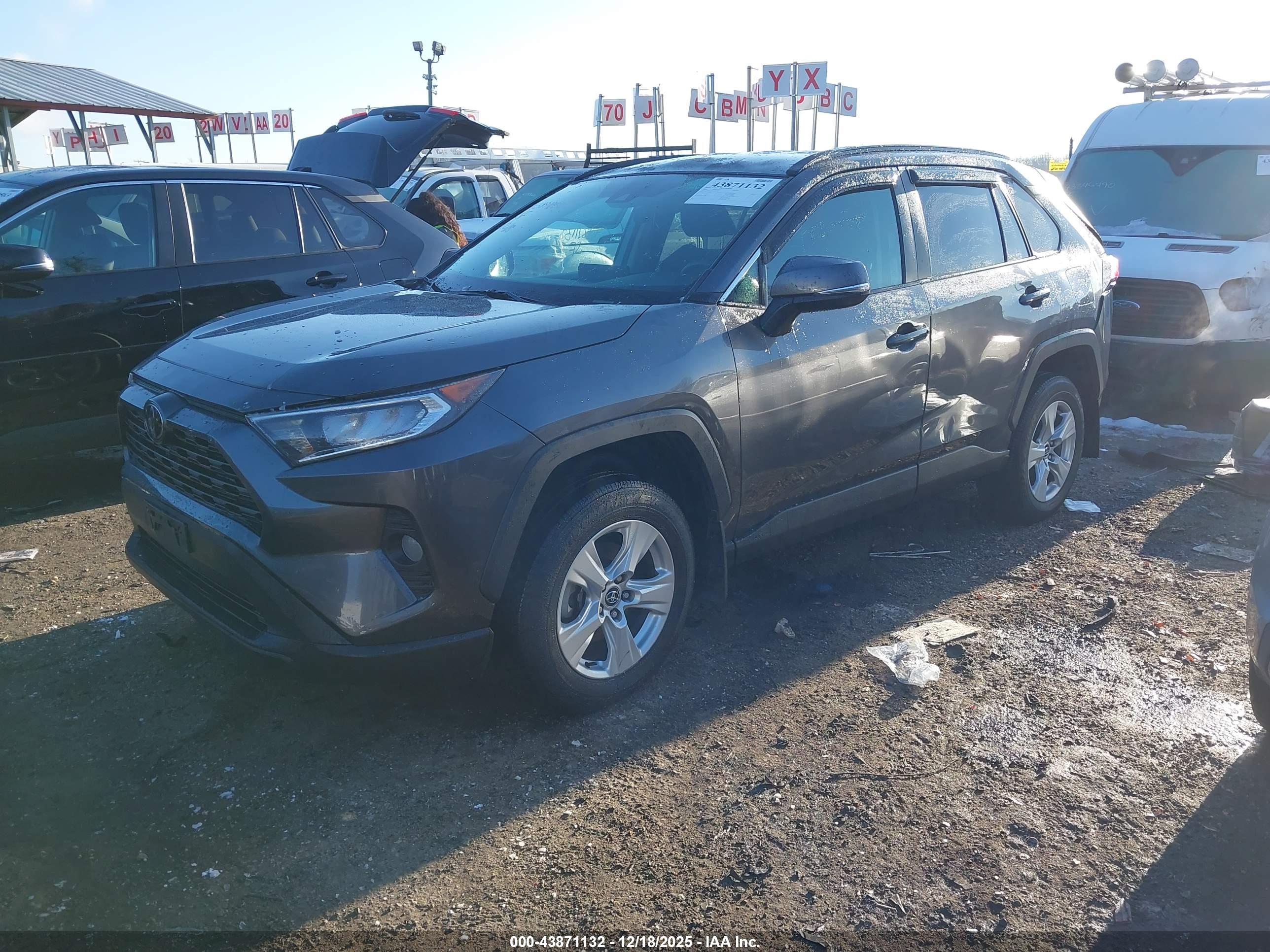 TOYOTA RAV4 image 2