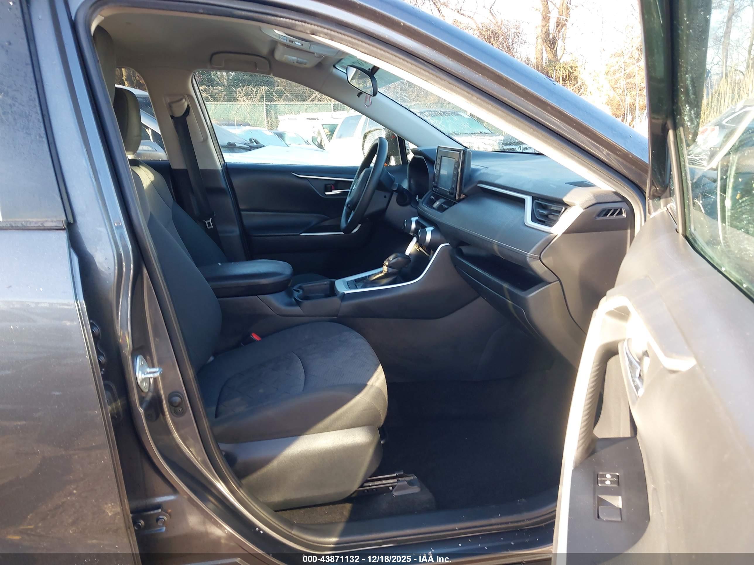 TOYOTA RAV4 image 5