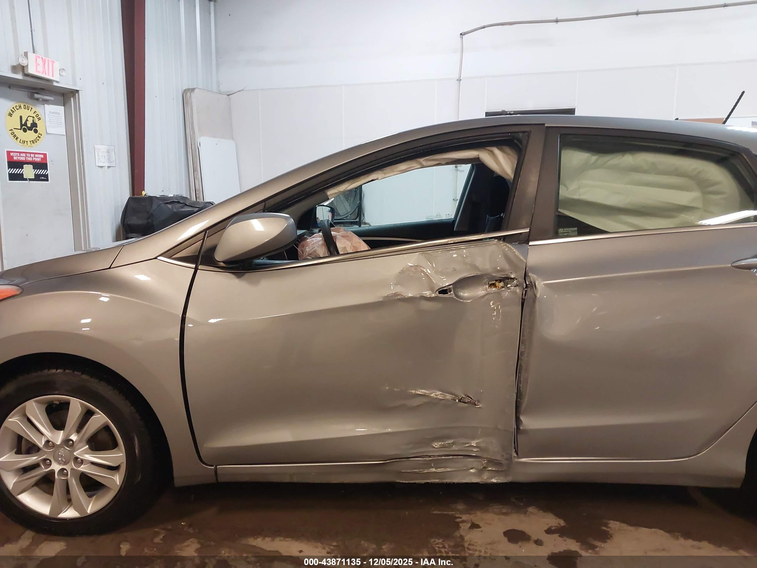 HYUNDAI ELANTRA image 6