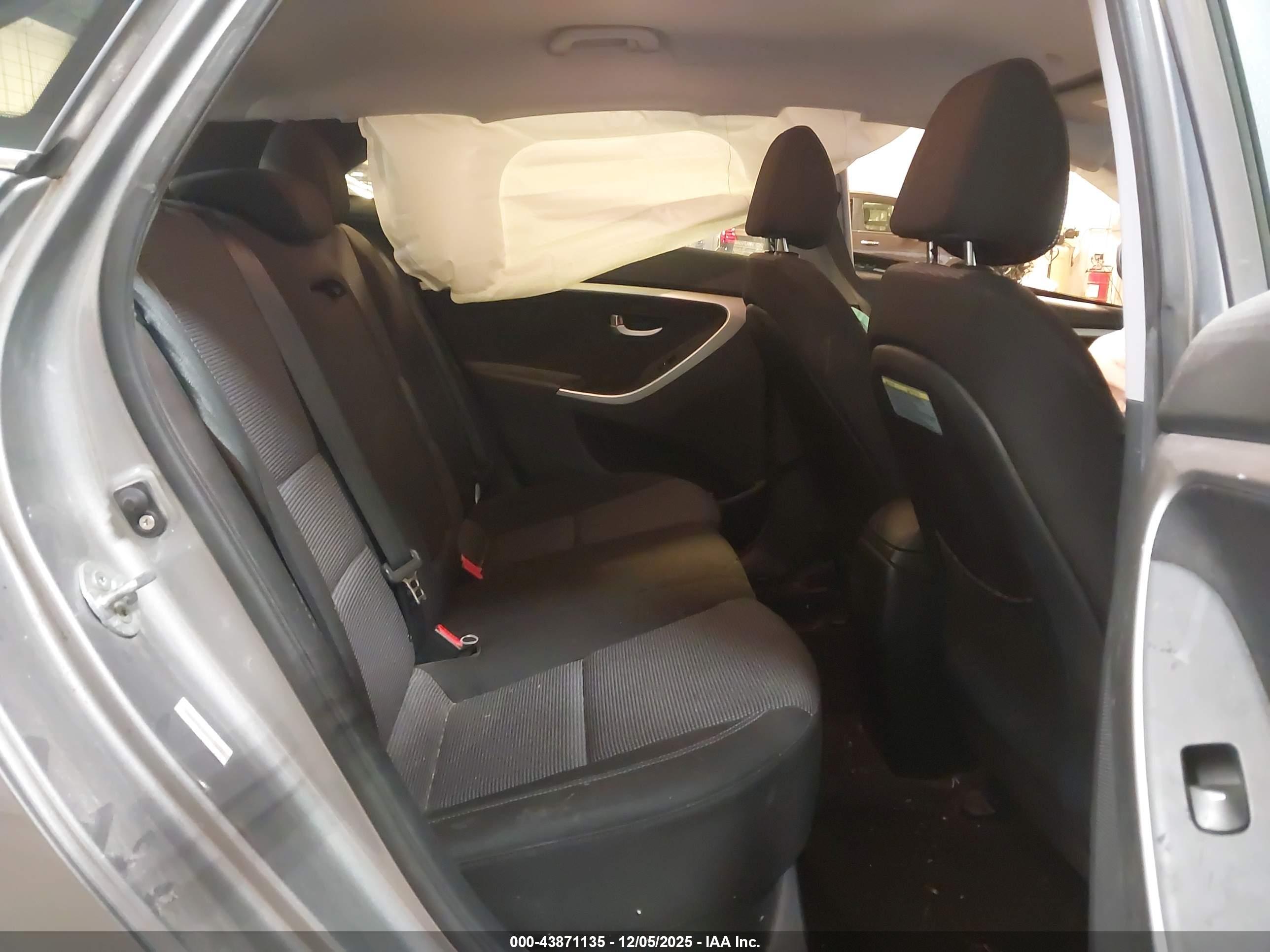HYUNDAI ELANTRA image 8