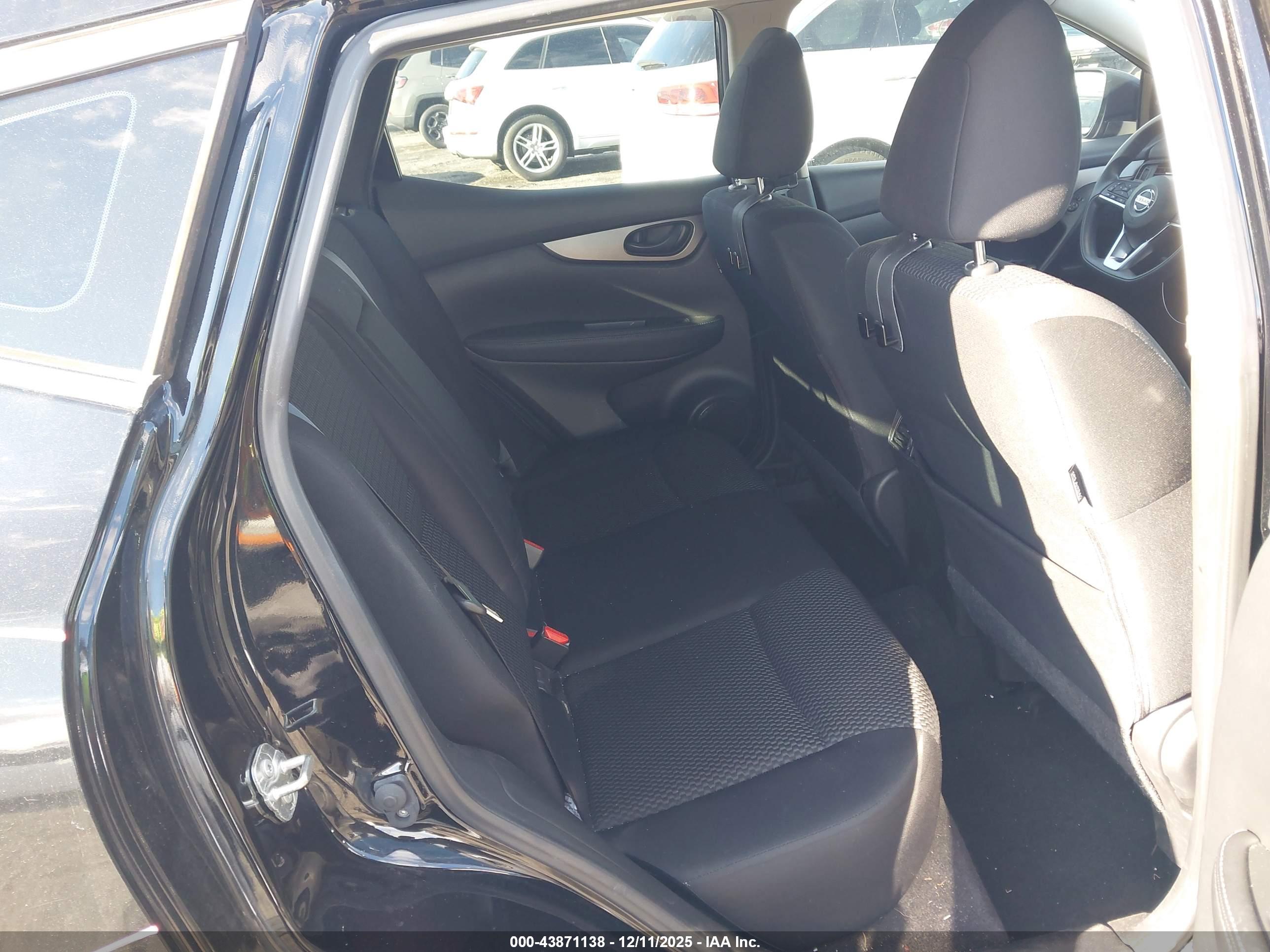 NISSAN ROGUE image 8