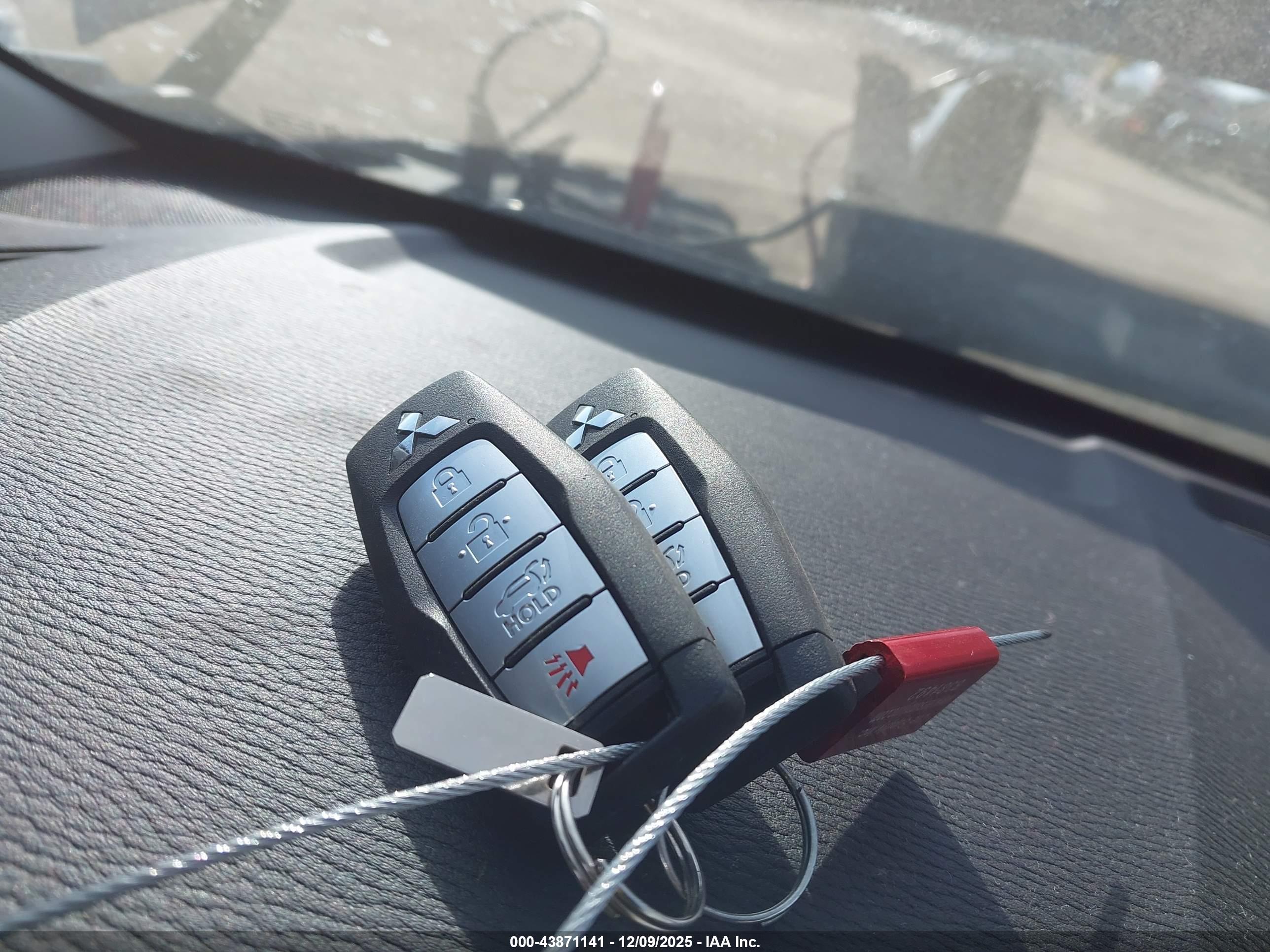 MITSUBISHI OUTLANDER image 11