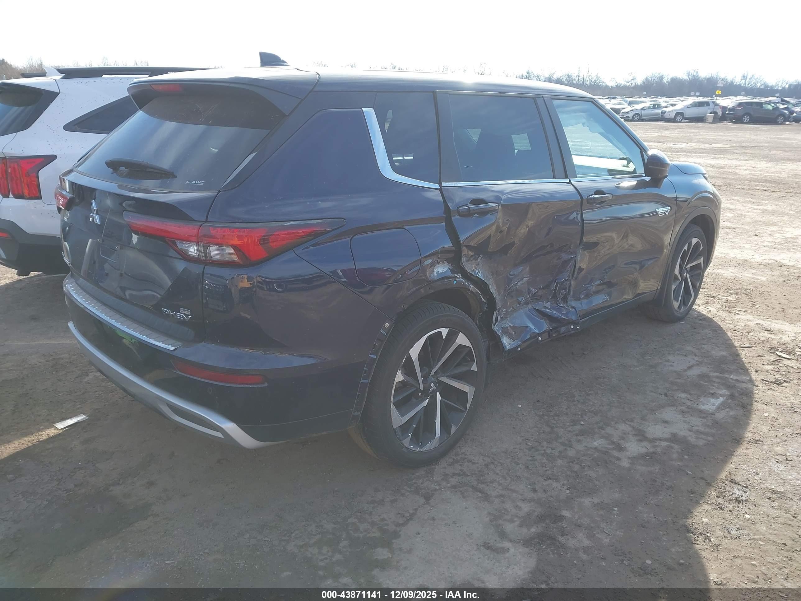 MITSUBISHI OUTLANDER image 4