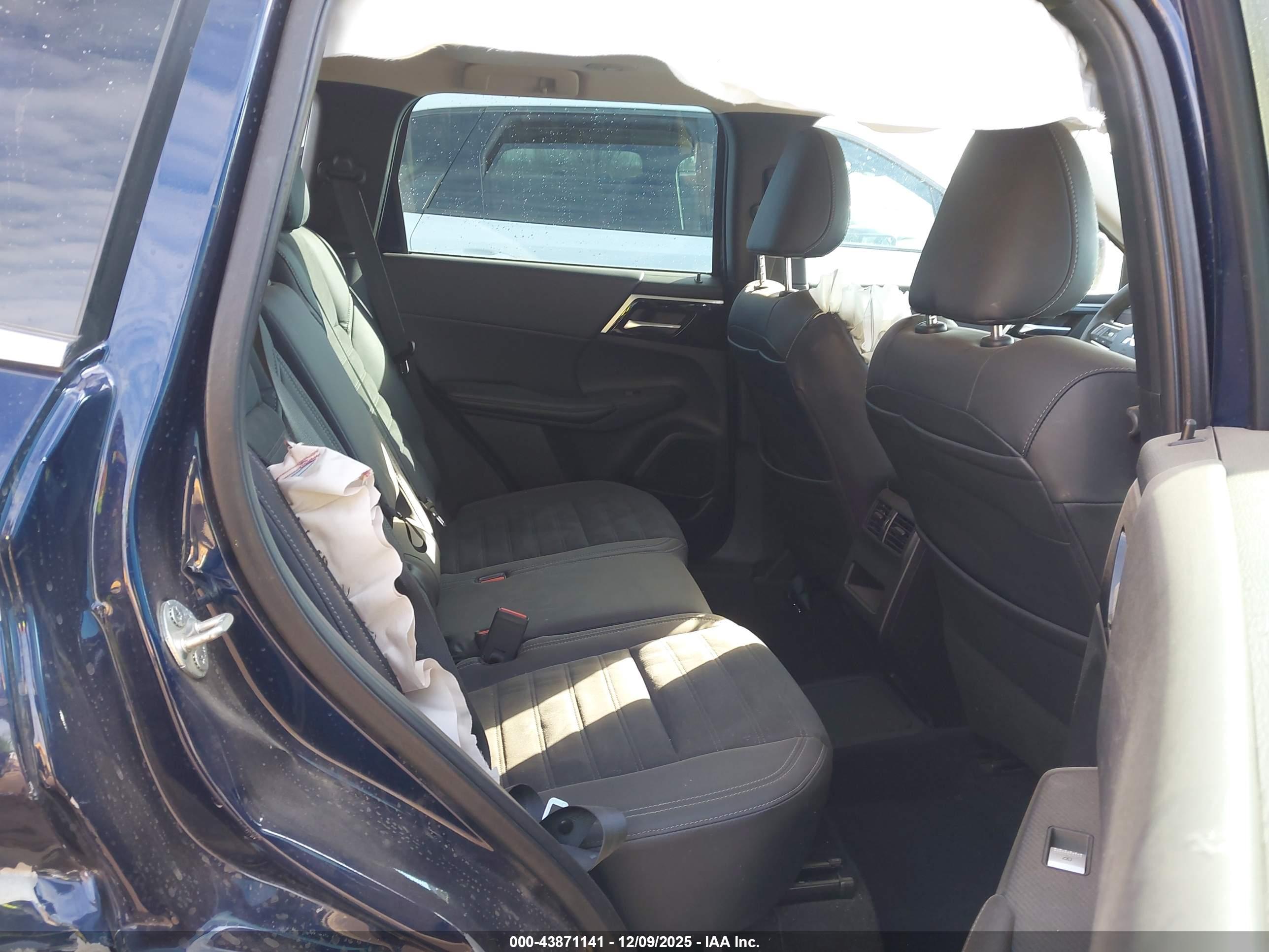 MITSUBISHI OUTLANDER image 8