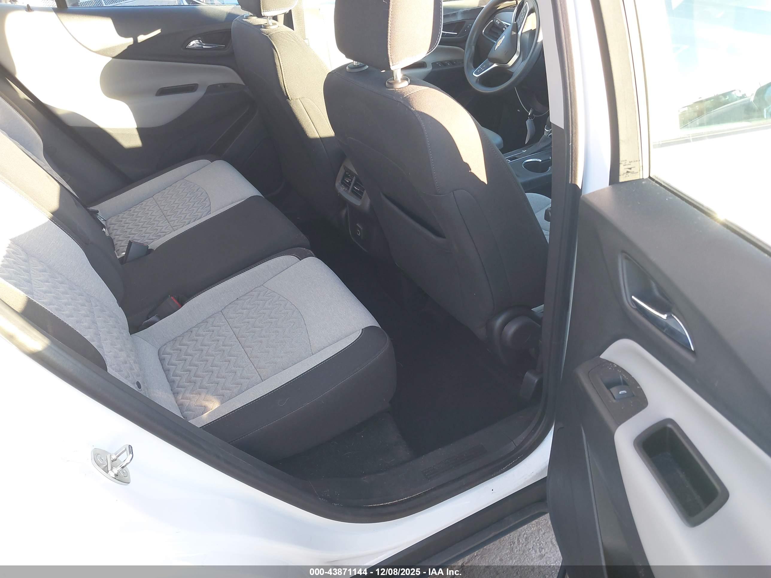 CHEVROLET EQUINOX image 8