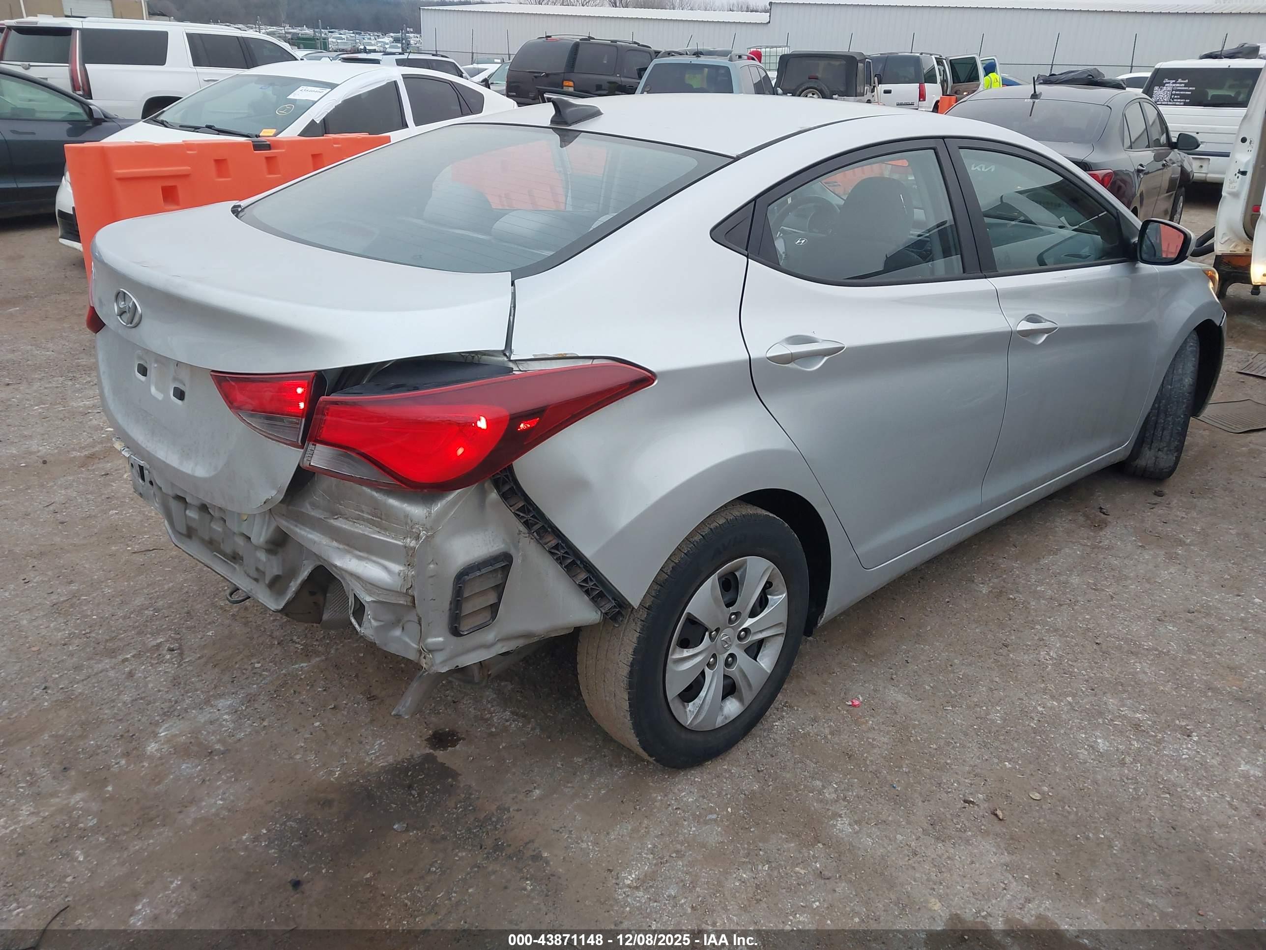 HYUNDAI ELANTRA image 4