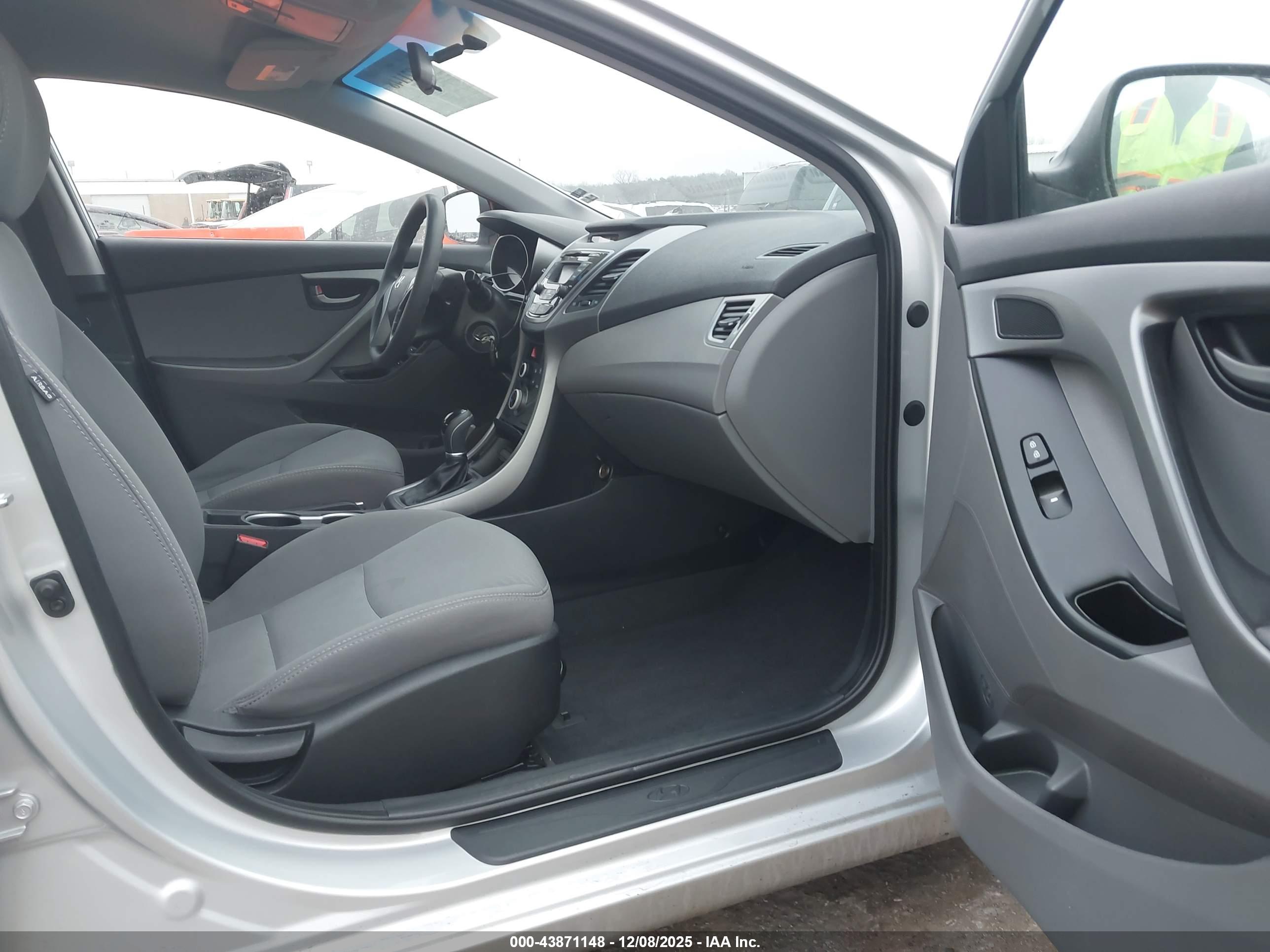 HYUNDAI ELANTRA image 5