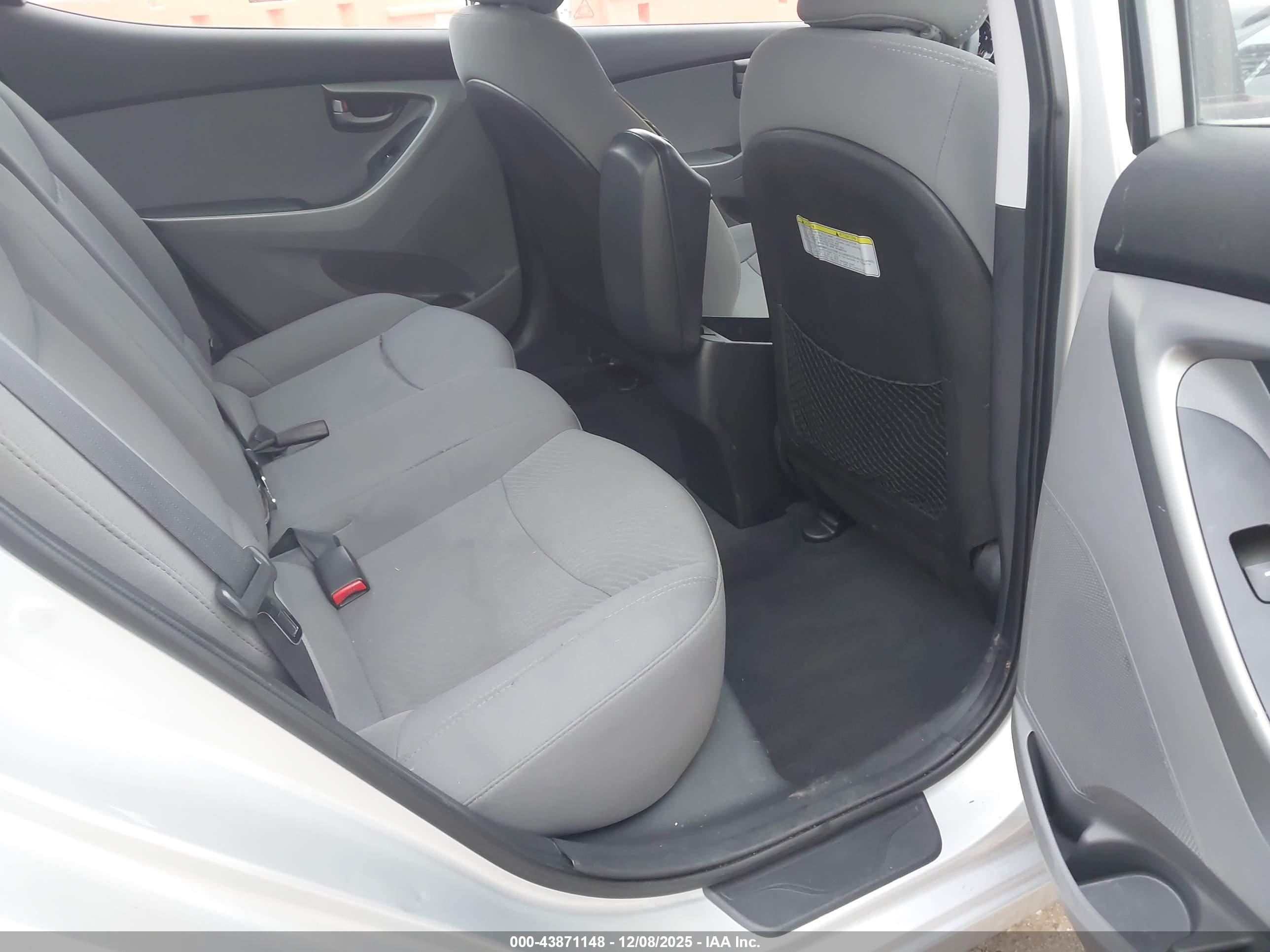 HYUNDAI ELANTRA image 8