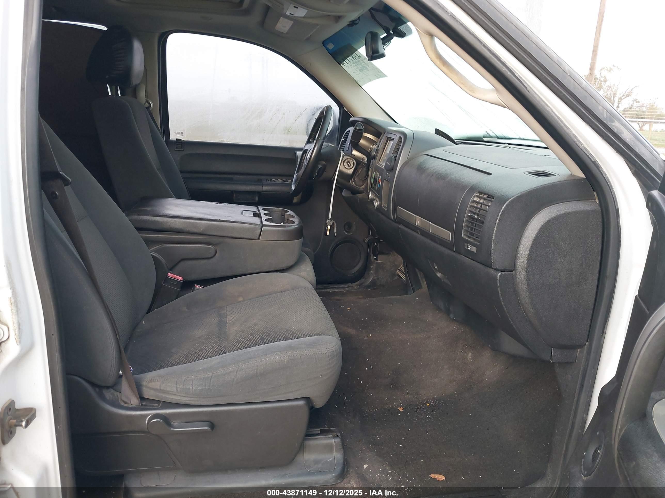 CHEVROLET SILVERADO image 5