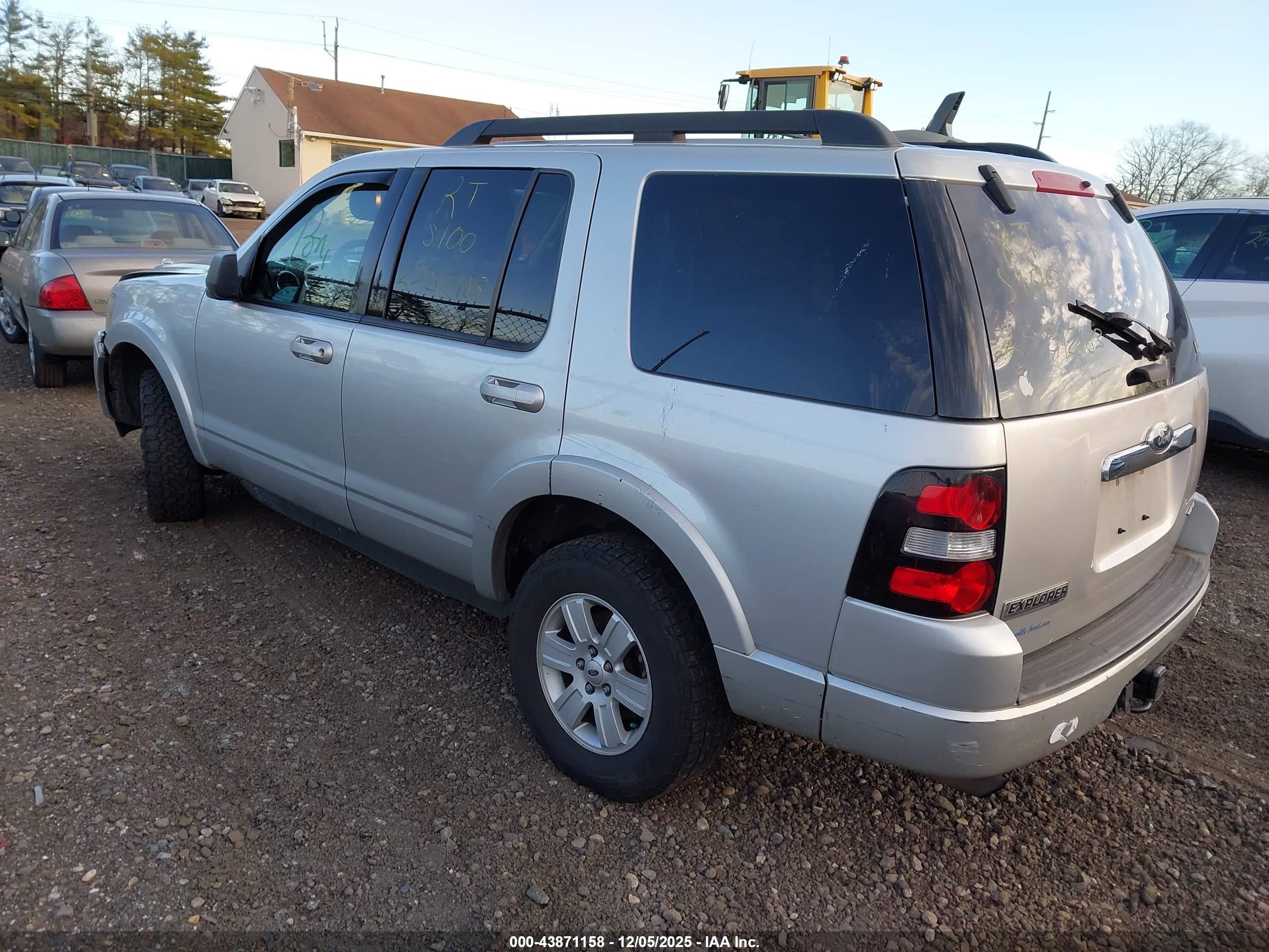 FORD EXPLORER image 3