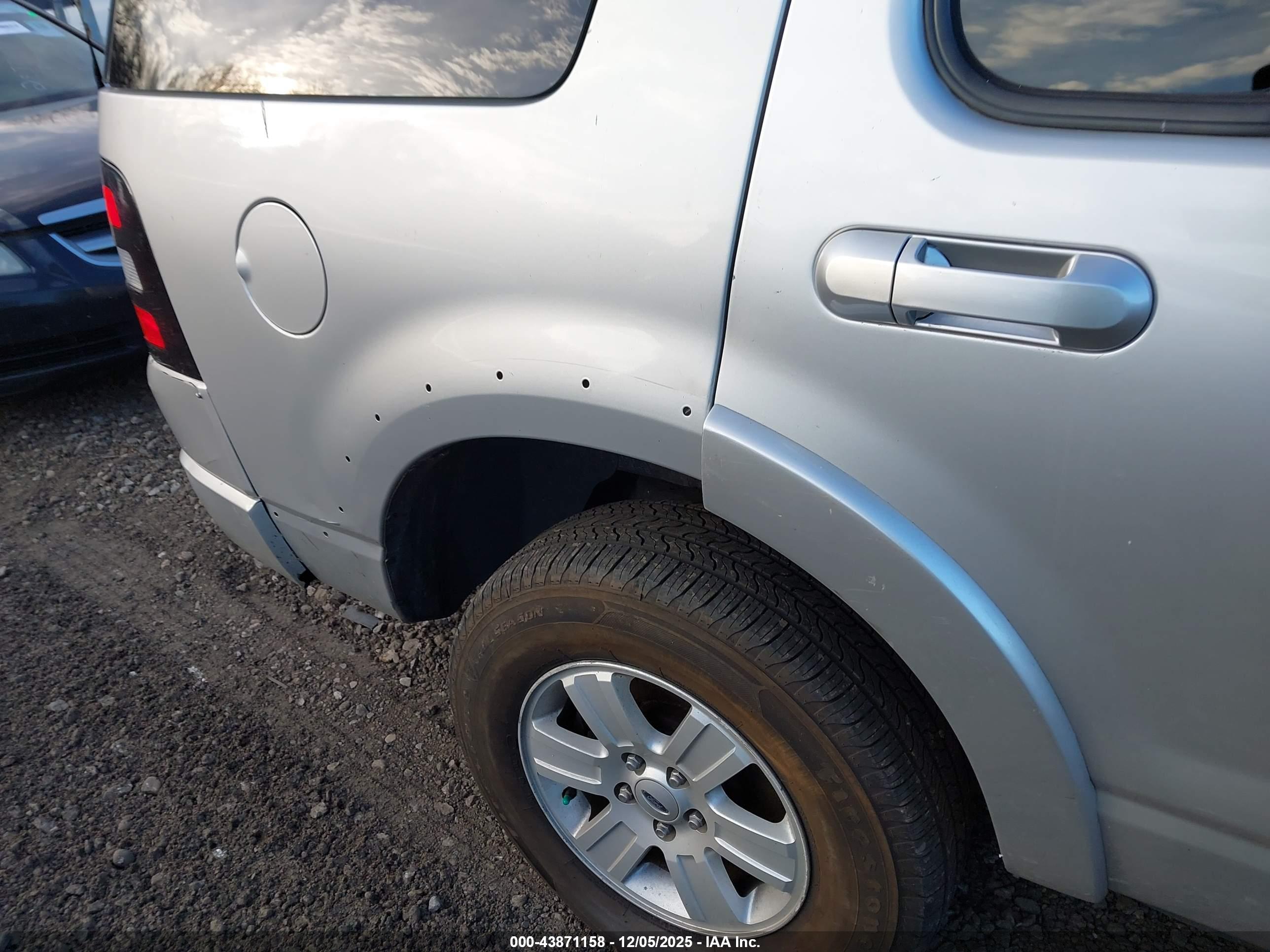 FORD EXPLORER image 6