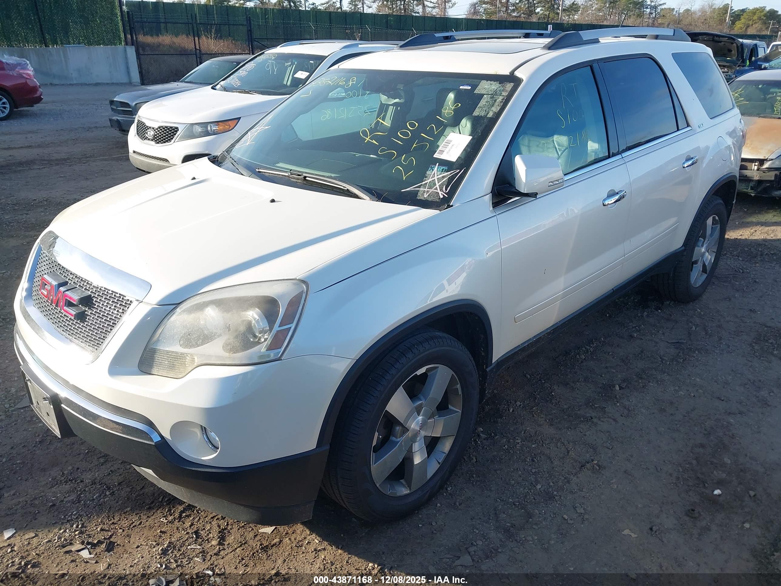 GMC ACADIA image 2